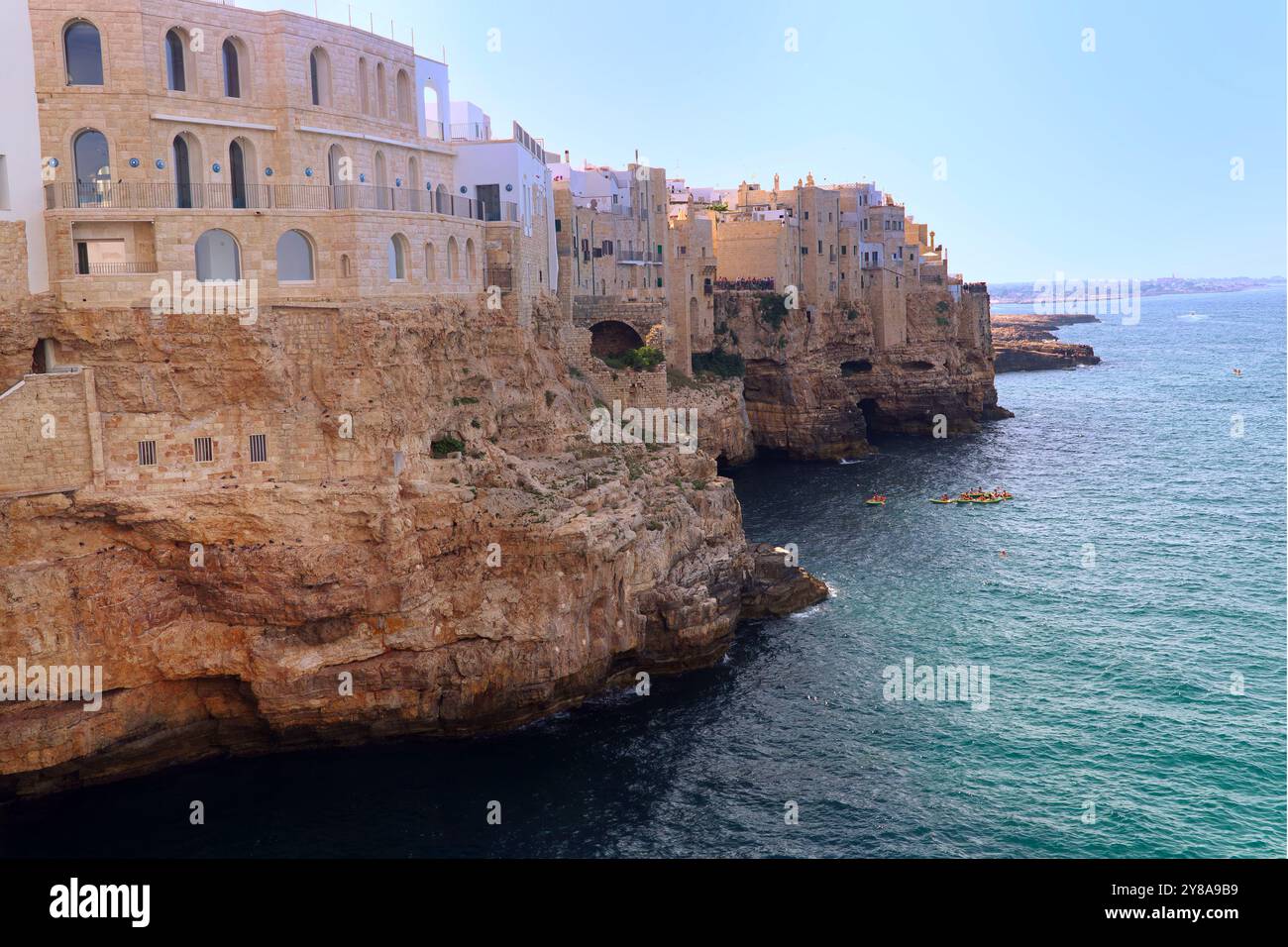 Einer der berühmtesten Ausblicke in Polignano a Mare, mit seinen typischen Häusern, die auf den Klippen gebaut wurden. Stockfoto