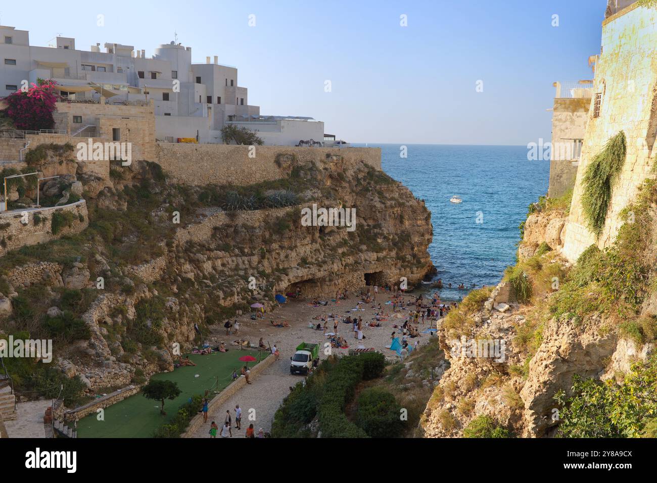 Blick auf Lama Monachile, einen der berühmtesten Strände Italiens Stockfoto