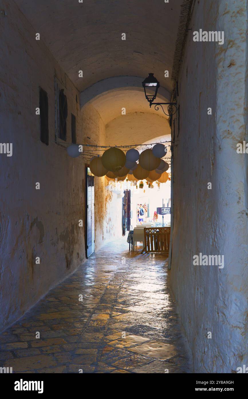 Diese alte Straße, die unter dem Felsen gebaut wurde, inspirierte mich wegen ihrer Farbe Blau und Gold, wegen des Lichts der Sonne am Mittag Stockfoto