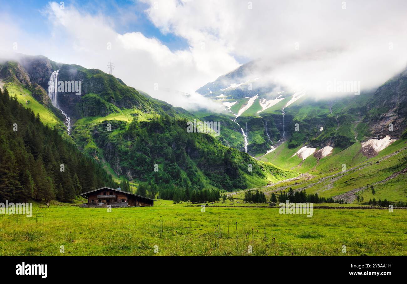 Herrliche Tour Hintersee mit Wasserfällen und österreichischen Alpen, hohe Tauern Landschaft mit Berg und See Stockfoto