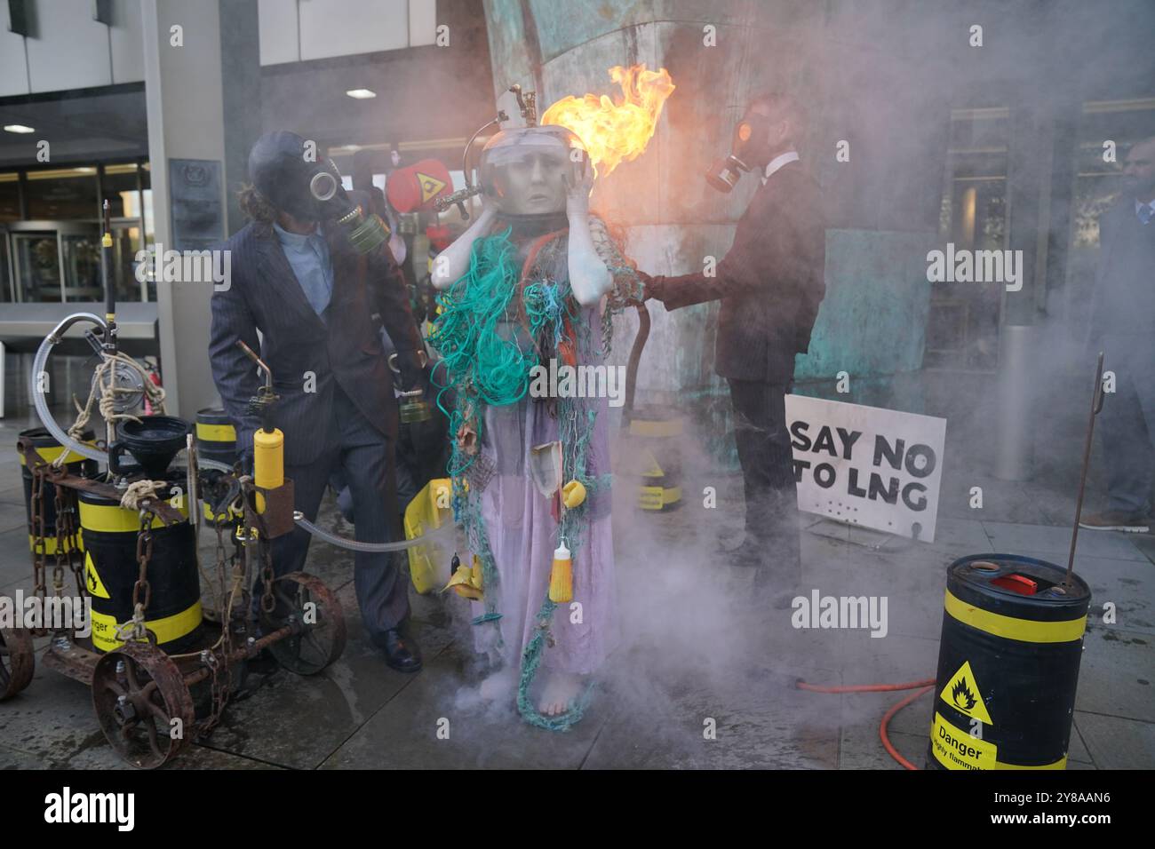 Am letzten Tag der Meetings des Marine Environment Protection Committee (MEPC) nimmt eine Anführerin der Ocean Rebellion, gekleidet als ozeanische Göttin mit einem Kopf in einem fischschschälenartigen Helm, an einer Demonstration Teil, die die Krise der Schifffahrtsindustrie vor der Internationalen Seeschifffahrtsorganisation (IMO) in London hervorhebt. Bilddatum: Freitag, 4. Oktober 2024. Stockfoto