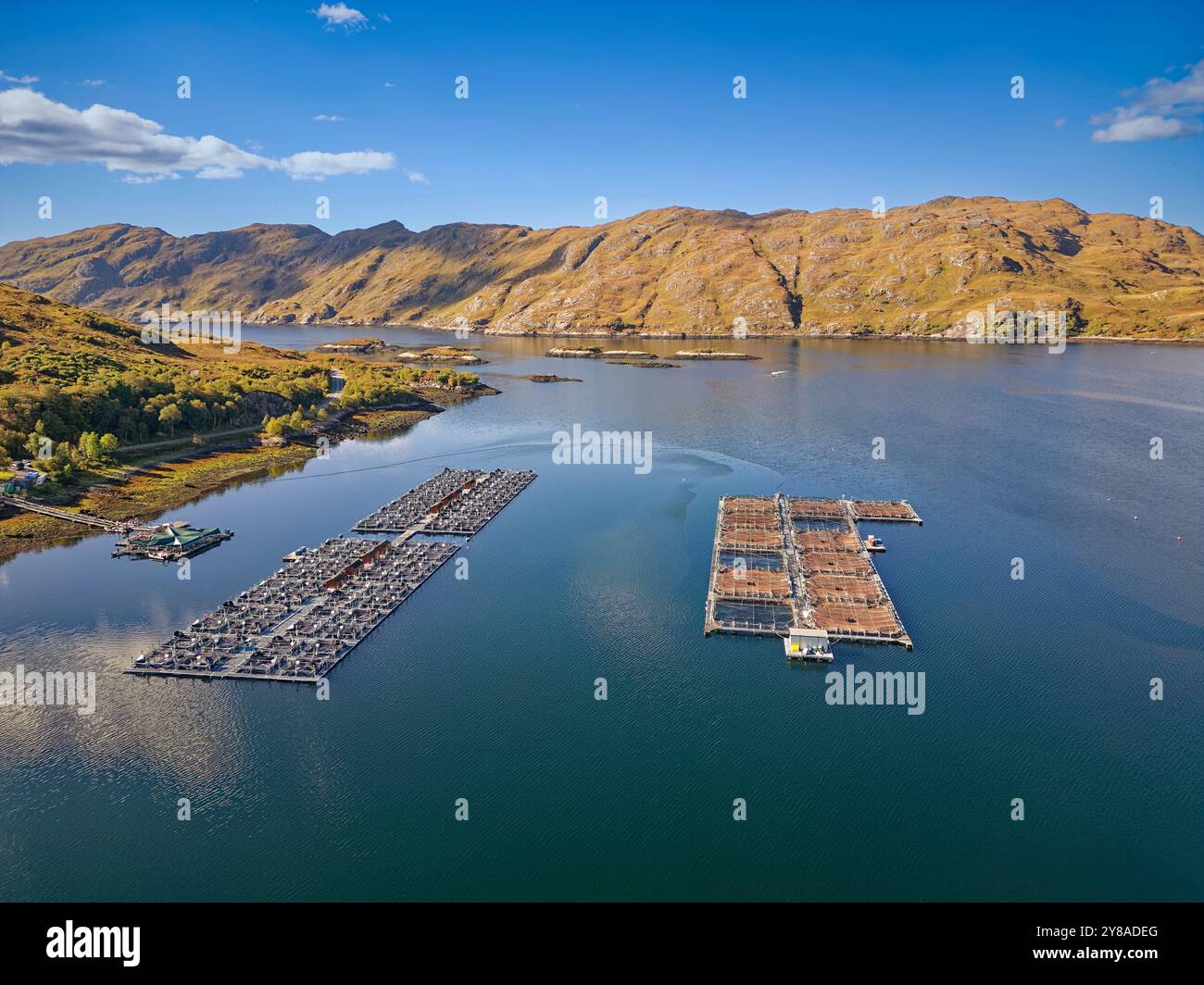 Loch Ailort Lochaber Scotland die Reihen von Buchten in einer Fischzucht am oberen Ende des Loch weit vom offenen Meer entfernt Stockfoto