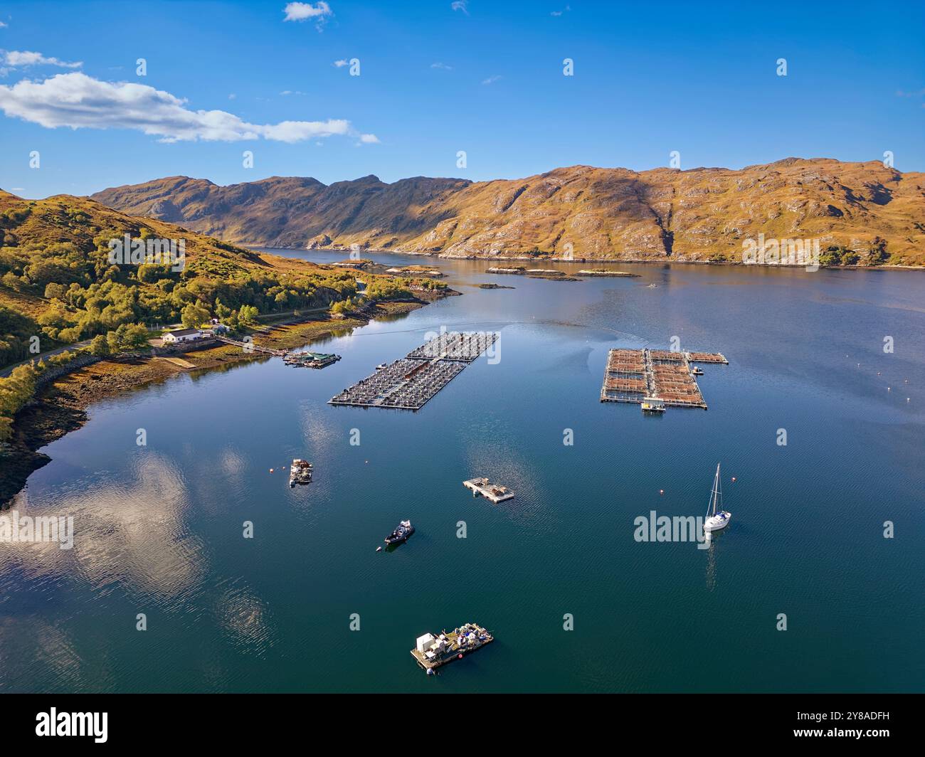 Loch Ailort Lochaber Scotland die Reihen von Buchten in einer Lachsfischzucht am oberen Ende des Loch weit vom offenen Meer entfernt Stockfoto