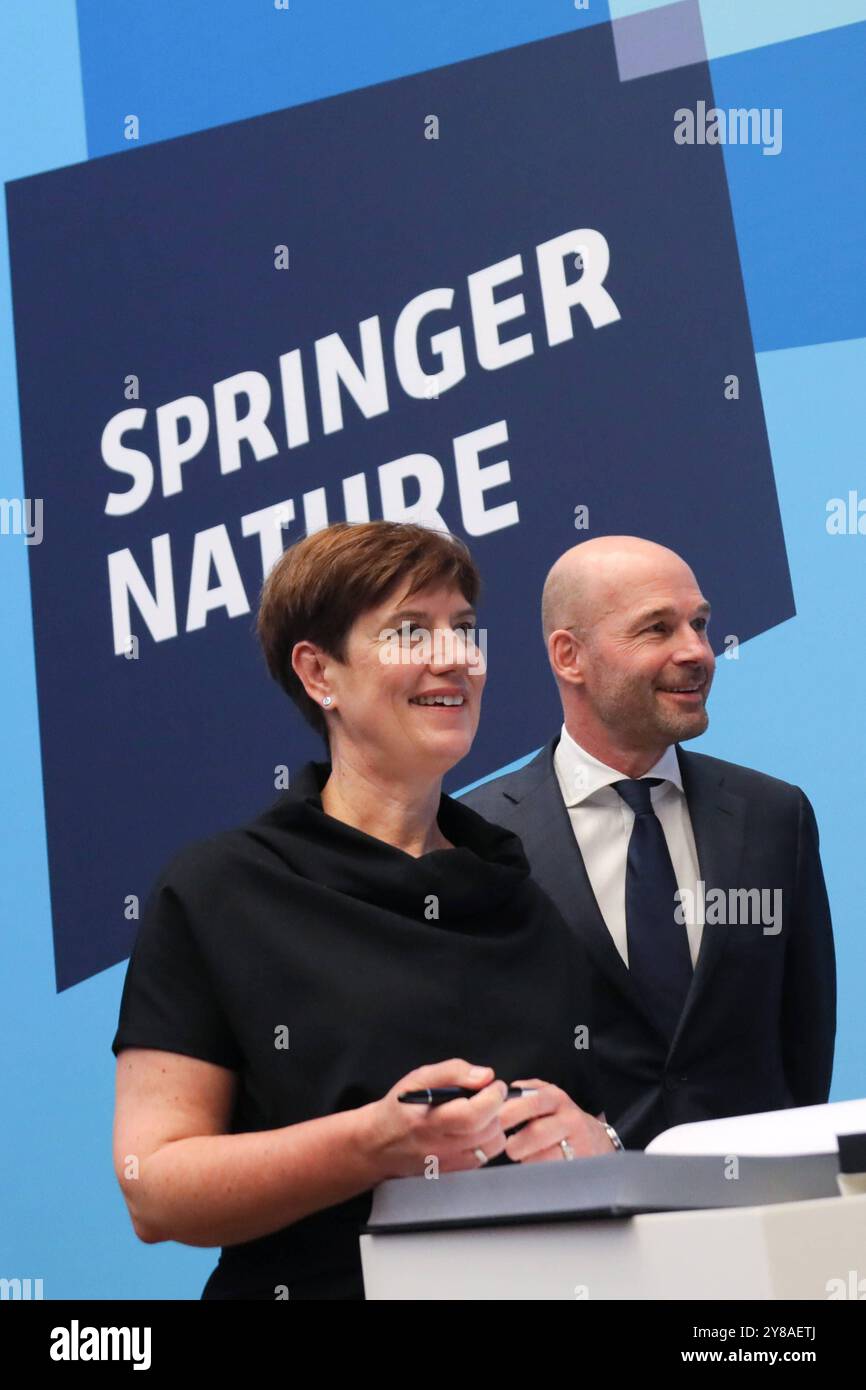 04.10.2024, Frankfurt, DEU Börsengang der Springer Nature AG & Co. KGaA an der Frankfurter Börse. Vorstandsvorsitzender Frank Vrancken Peeters und Alexandra Dambeck, Chief Financial Officer, *** 04 10 2024, Frankfurt, DEU Initial Public Offering der Springer Nature AG Co KGaA an der Frankfurter Wertpapierbörse CEO Frank Vrancken Peeters und Alexandra Dambeck, Chief Financial Officer, Stockfoto