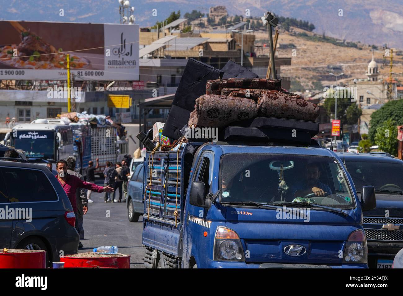 Oktober 2024, Masnaa (Libanon, Syrische Grenze Cr, Masnaa (Libanon, syrische Grenze CR, Libanon: Autos und Busse an der Grenze zwischen Libanon und Syrien am Donnerstag, als Menschen aufgrund der andauernden israelischen Luftangriffe flohen. (Kreditbild: © Timothy Wolfer/ZUMA Press Wire) NUR REDAKTIONELLE VERWENDUNG! Nicht für kommerzielle ZWECKE! Stockfoto