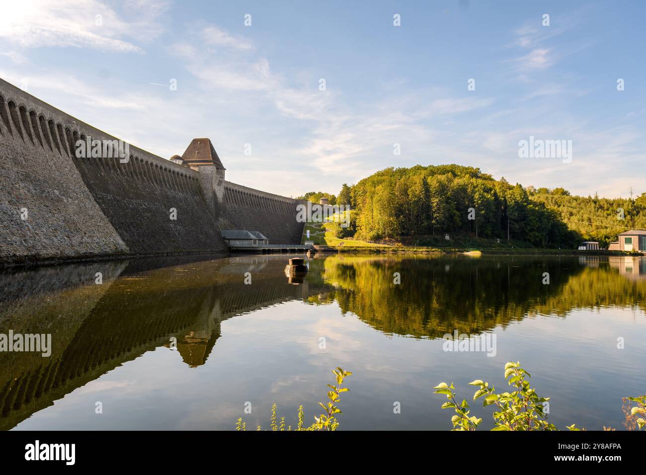 Blick auf den Mohnesee-Damm in der Herbstsonne Stockfoto