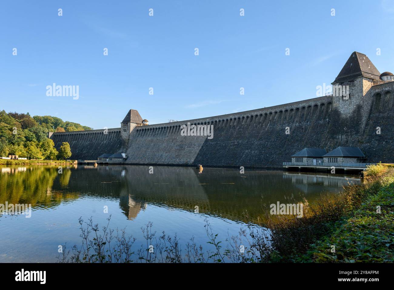Blick auf den Mohnesee-Damm in der Herbstsonne Stockfoto