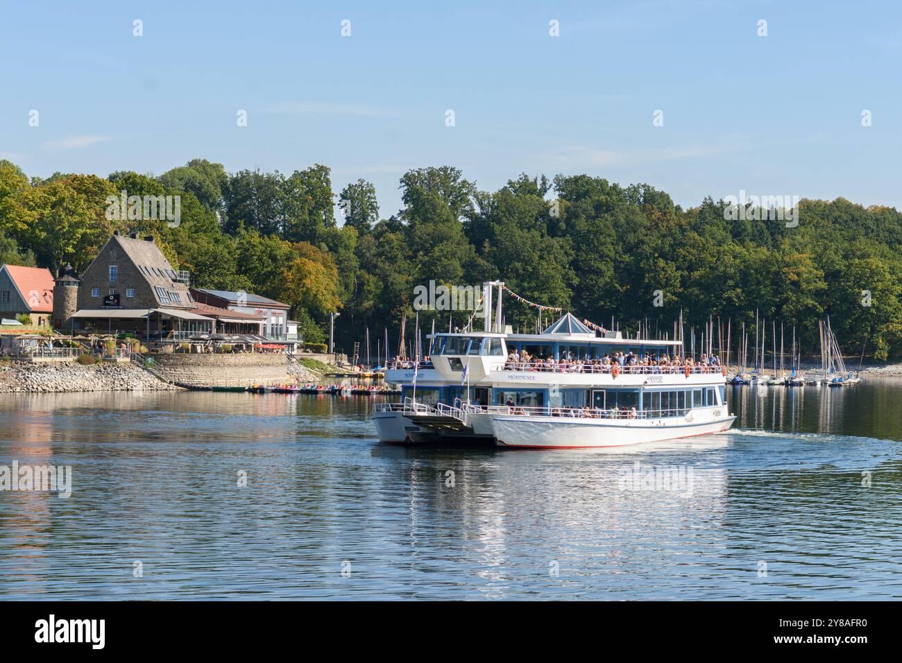 Besichtigungstour auf dem Boot am Mohnesee-Damm Stockfoto