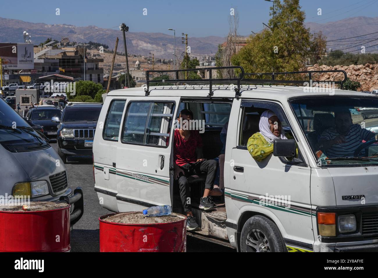 Oktober 2024, Masnaa (Libanon, Syrische Grenze Cr, Masnaa (Libanon, syrische Grenze CR, Libanon: Autos und Busse an der Grenze zwischen Libanon und Syrien am Donnerstag, als Menschen aufgrund der andauernden israelischen Luftangriffe flohen. (Kreditbild: © Timothy Wolfer/ZUMA Press Wire) NUR REDAKTIONELLE VERWENDUNG! Nicht für kommerzielle ZWECKE! Stockfoto