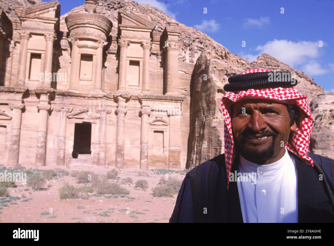 Beduinen lächeln vor Petras Kloster, Jordanien. Stockfoto