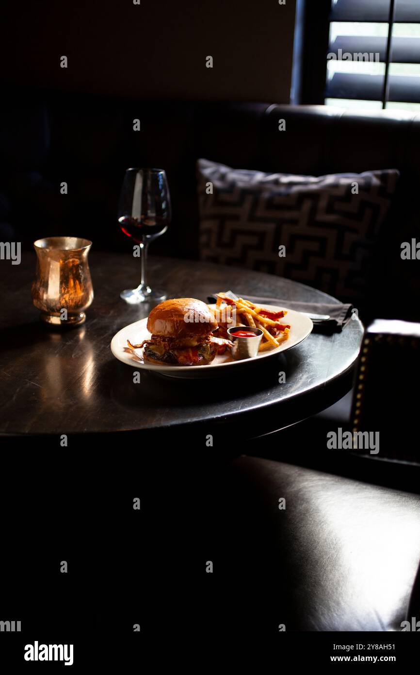 Fleischliebhaber Burger und Pommes Frites in dunklem Ambiente, vertikal Stockfoto