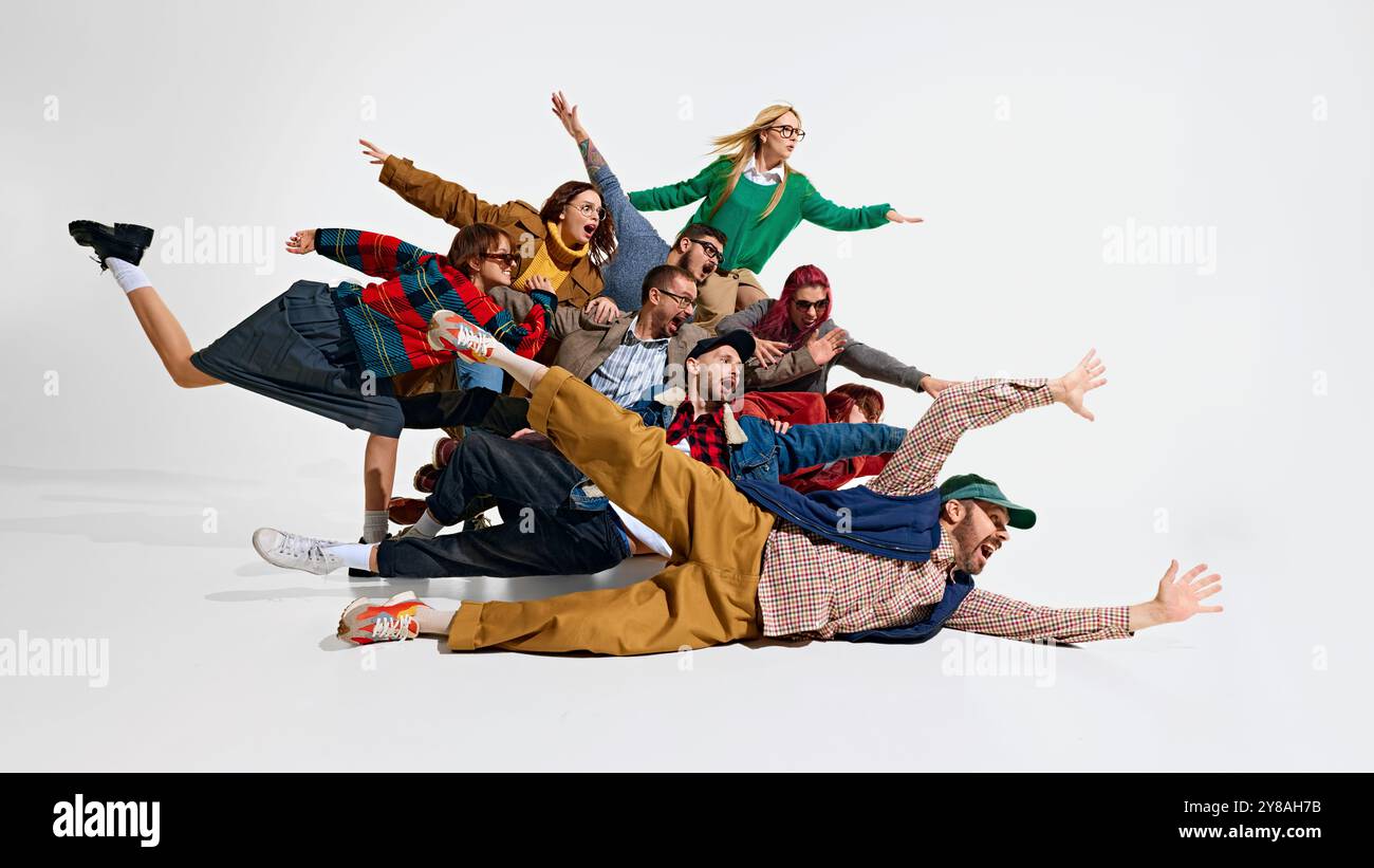 Chaotische Szene mit verrückten Leuten, energiegeladenen Käufern, die Begeisterung und Wahnsinn über riesige Verkäufe in Geschäften zeigen, die schnell nach vorne eilen, um die besten Angebote zu erhalten. Stockfoto