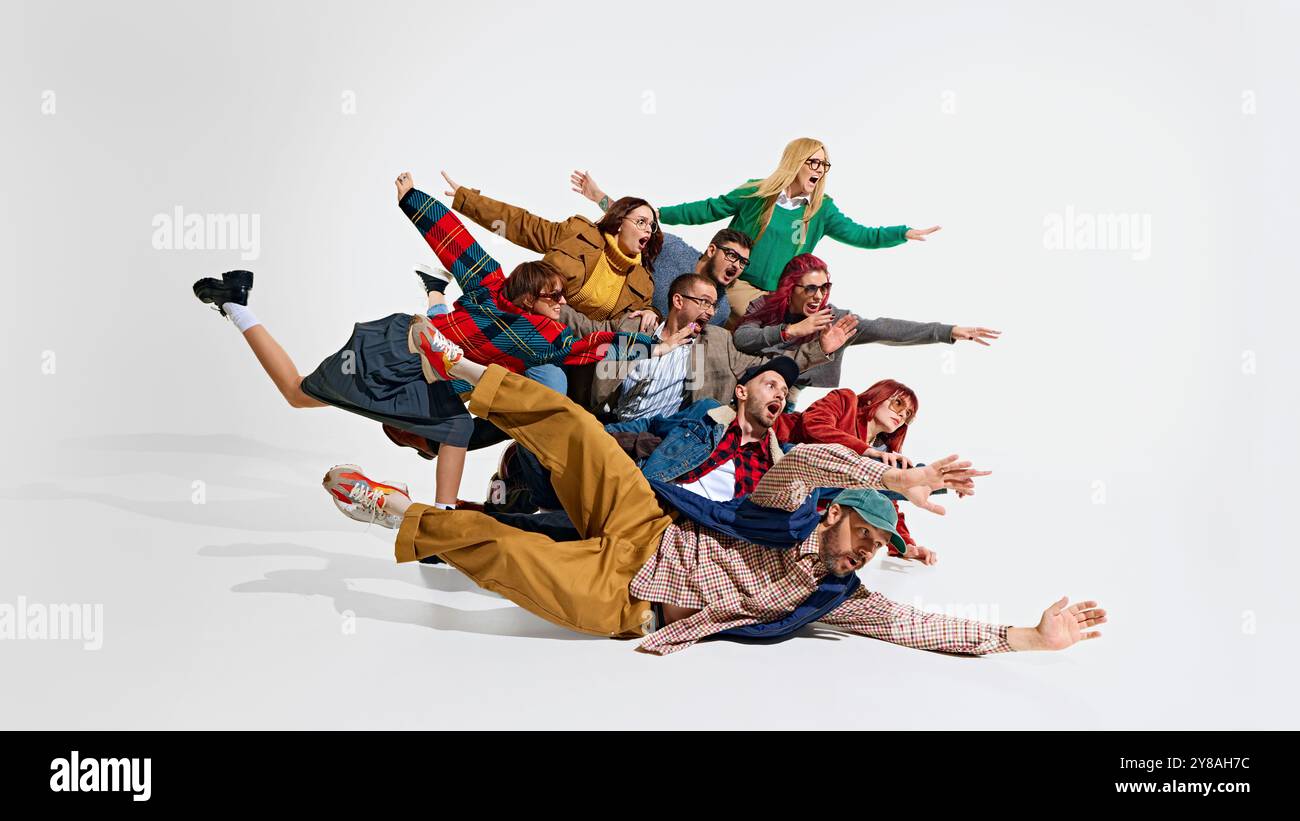 Chaotische Szene mit verrückten Leuten, energiegeladenen Käufern, die Begeisterung und Wahnsinn über riesige Verkäufe in Geschäften zeigen, die schnell nach vorne eilen, um die besten Angebote zu erhalten. Stockfoto