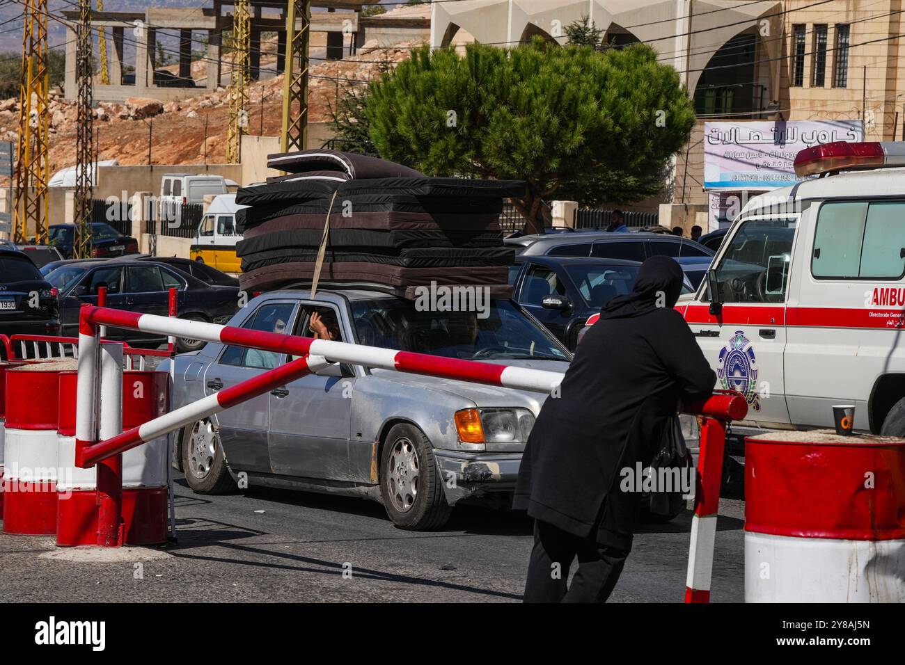 Oktober 2024, Masnaa (Libanon, Syrische Grenze Cr, Masnaa (Libanon, syrische Grenze CR, Libanon: Autos und Busse an der Grenze zwischen Libanon und Syrien am Donnerstag, als Menschen aufgrund der andauernden israelischen Luftangriffe flohen. (Kreditbild: © Timothy Wolfer/ZUMA Press Wire) NUR REDAKTIONELLE VERWENDUNG! Nicht für kommerzielle ZWECKE! Stockfoto