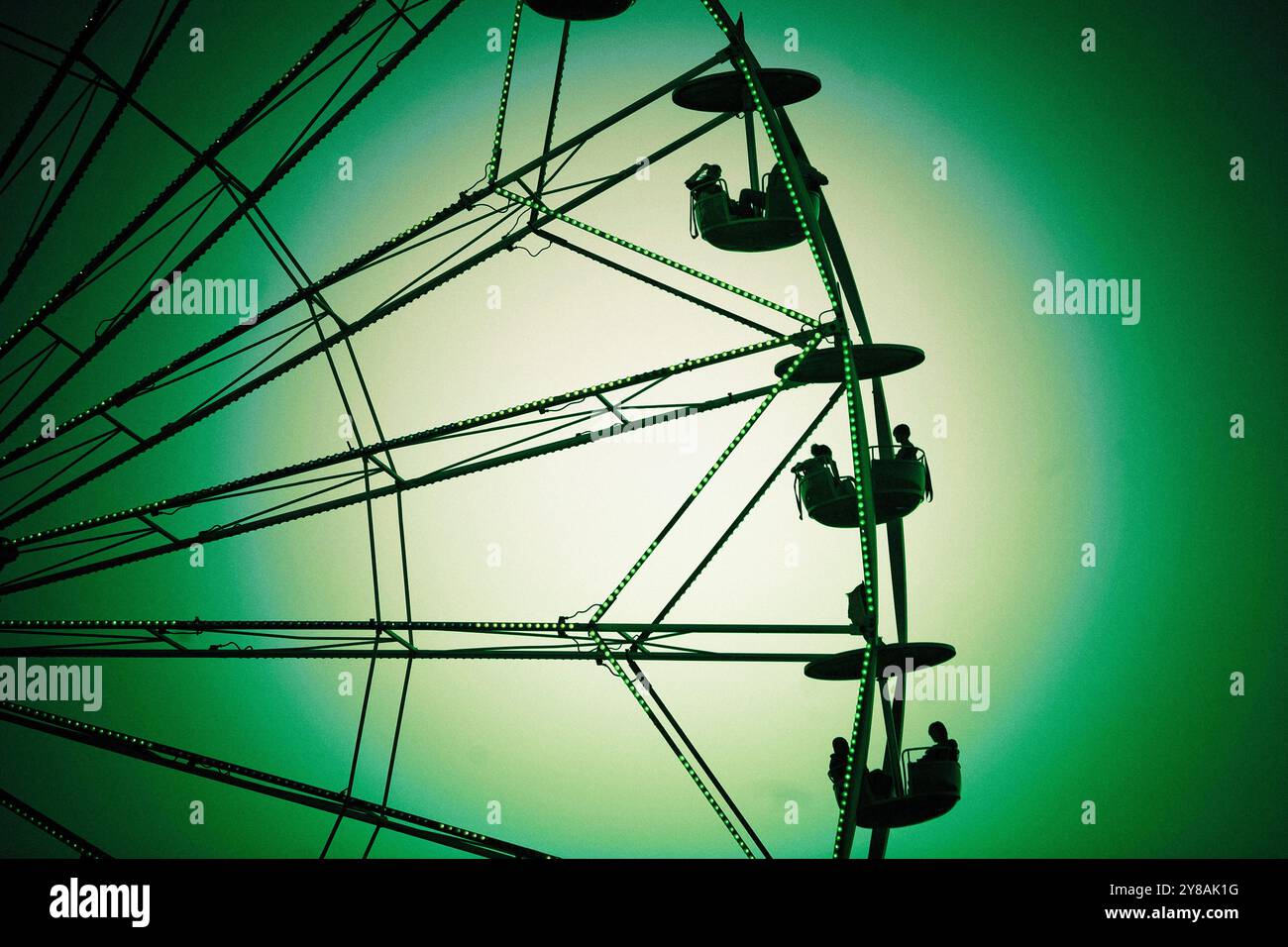 Cross=verarbeitete grün getönte Riesenrad-Silhouette Stockfoto