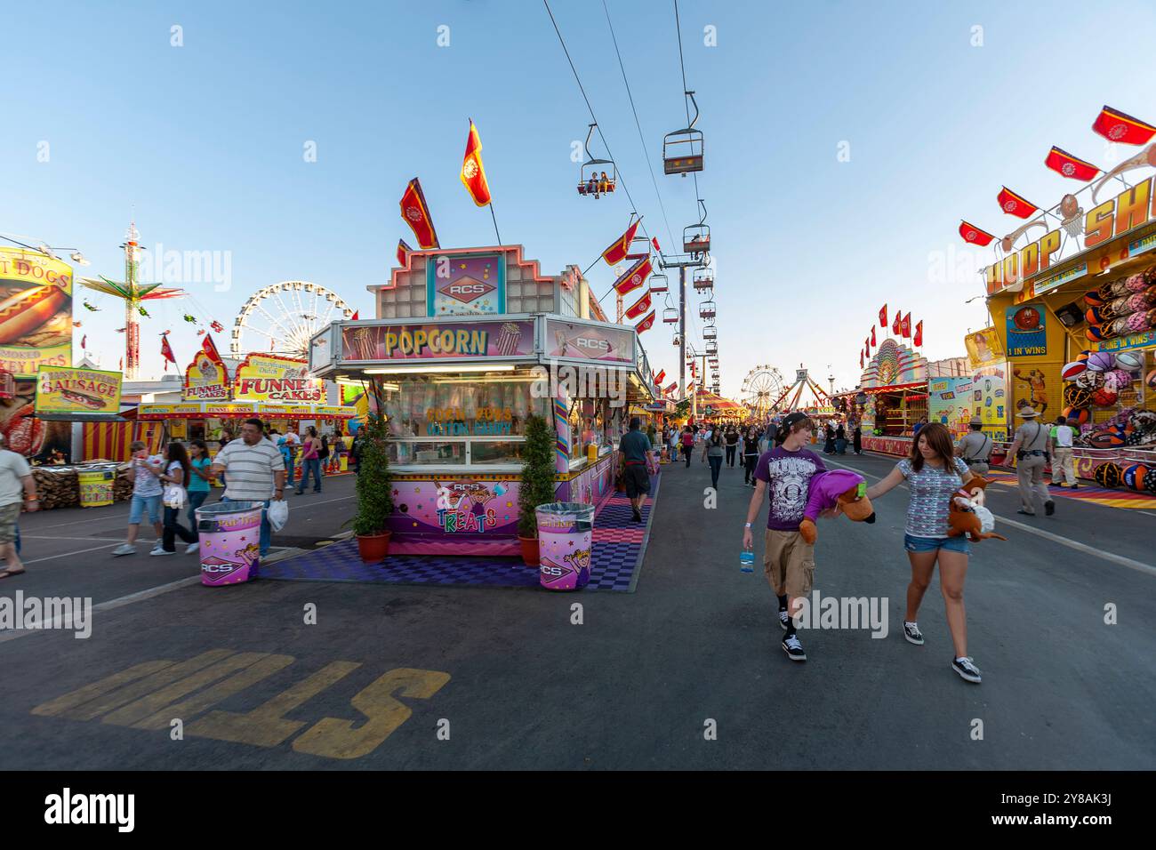 Ein junges Paar läuft auf der Arizona State Fair Stockfoto