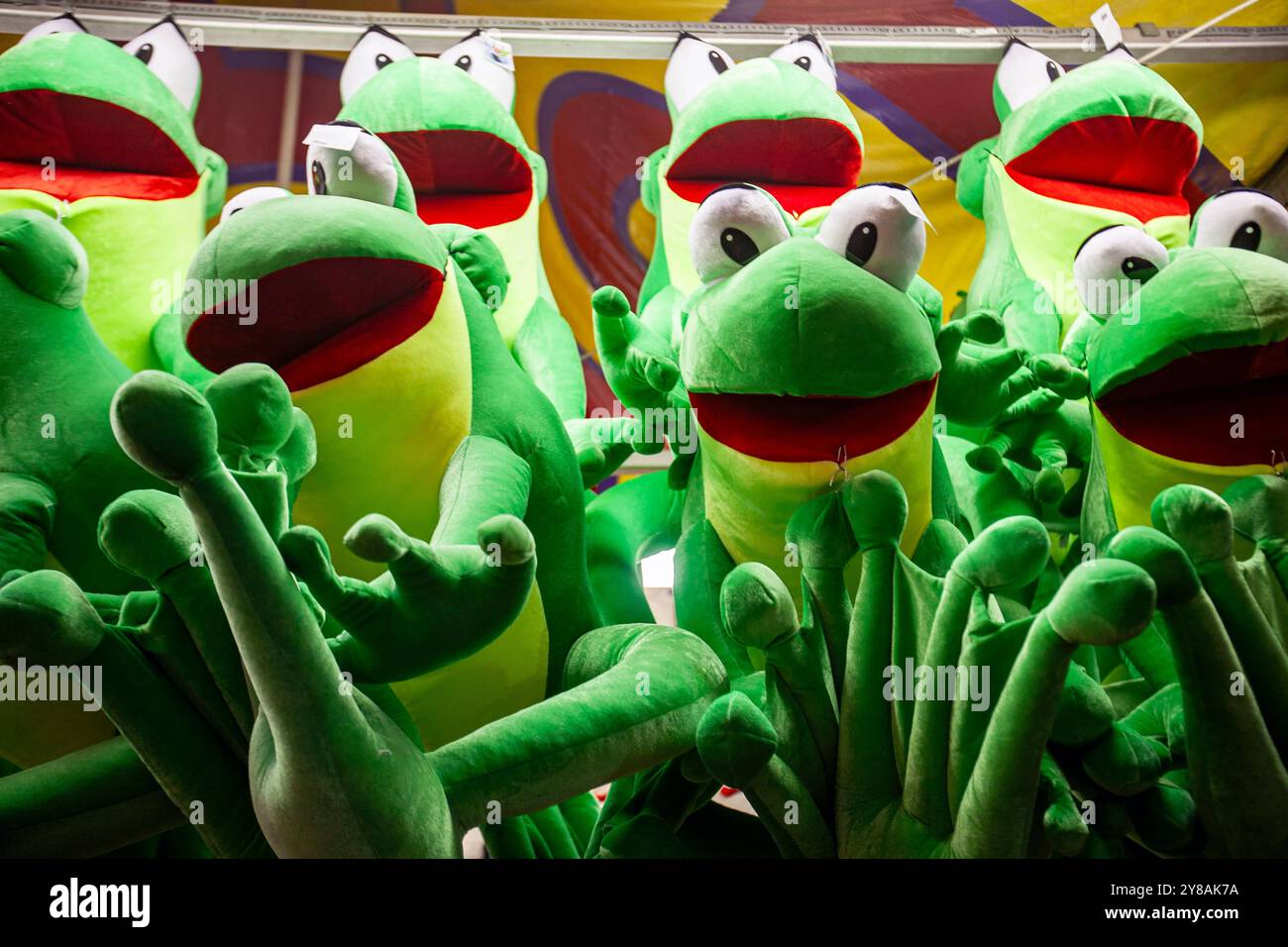 Plüschtier-Froschpreise beim Karnevalsspiel in der Nacht Stockfoto