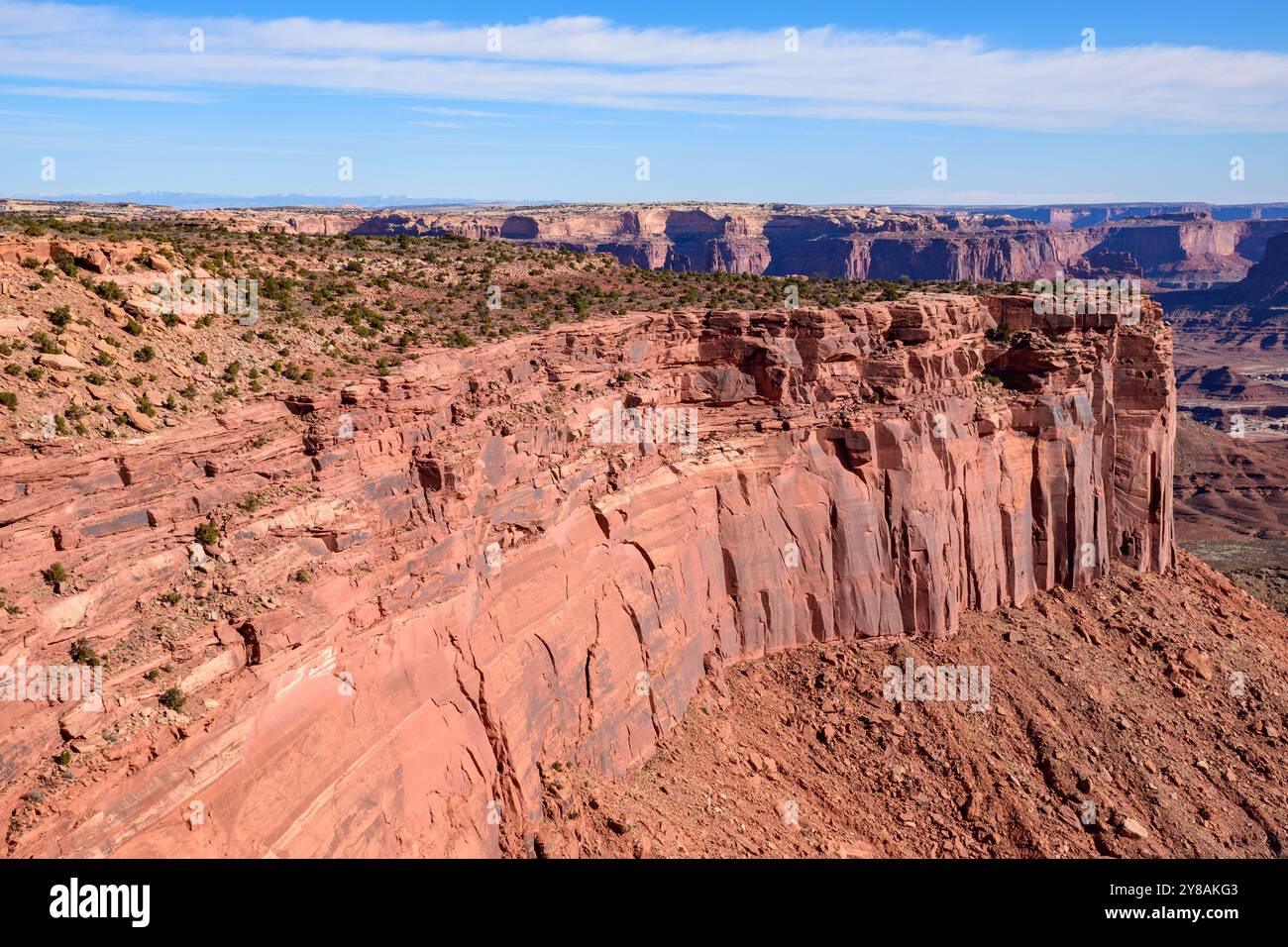 Atemberaubende Klippenlandschaft vom Grand View Point im Canyonlands National Park, Utah. Die majestätischen roten Felsformationen und die weitläufigen Ausblicke auf den Canyon. Stockfoto