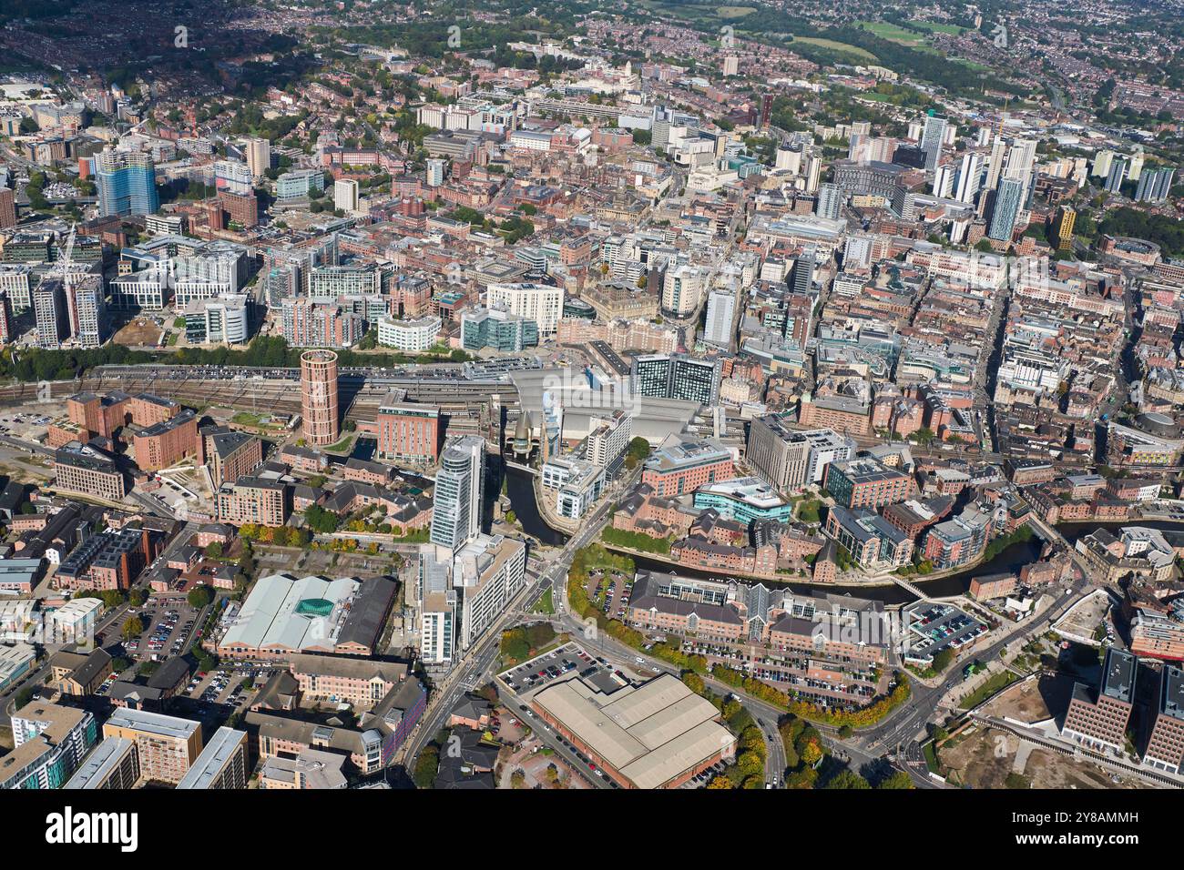 Ein Luftbild des Stadtzentrums von Leeds, dem wichtigsten Geschäfts- und Geschäftsviertel, West Yorkshire, Nordengland, Großbritannien Stockfoto