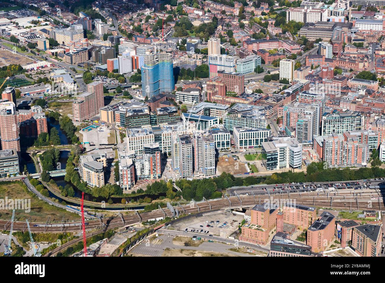 Ein Luftbild der Whitehall Road West End und des Geschäftsviertels von Leeds City Centre, West Yorkshire, Nordengland, Großbritannien Stockfoto