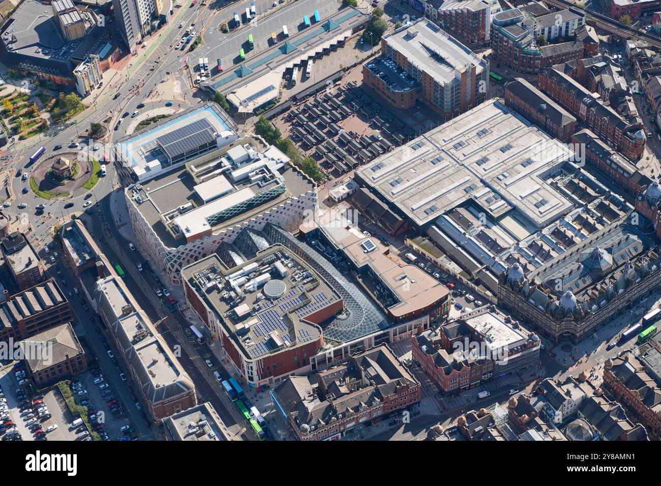 Ein Luftbild vom Einkaufszentrum Victoria und der Leeds Market Hall City Centre, West Yorkshire, Nordengland, Großbritannien Stockfoto