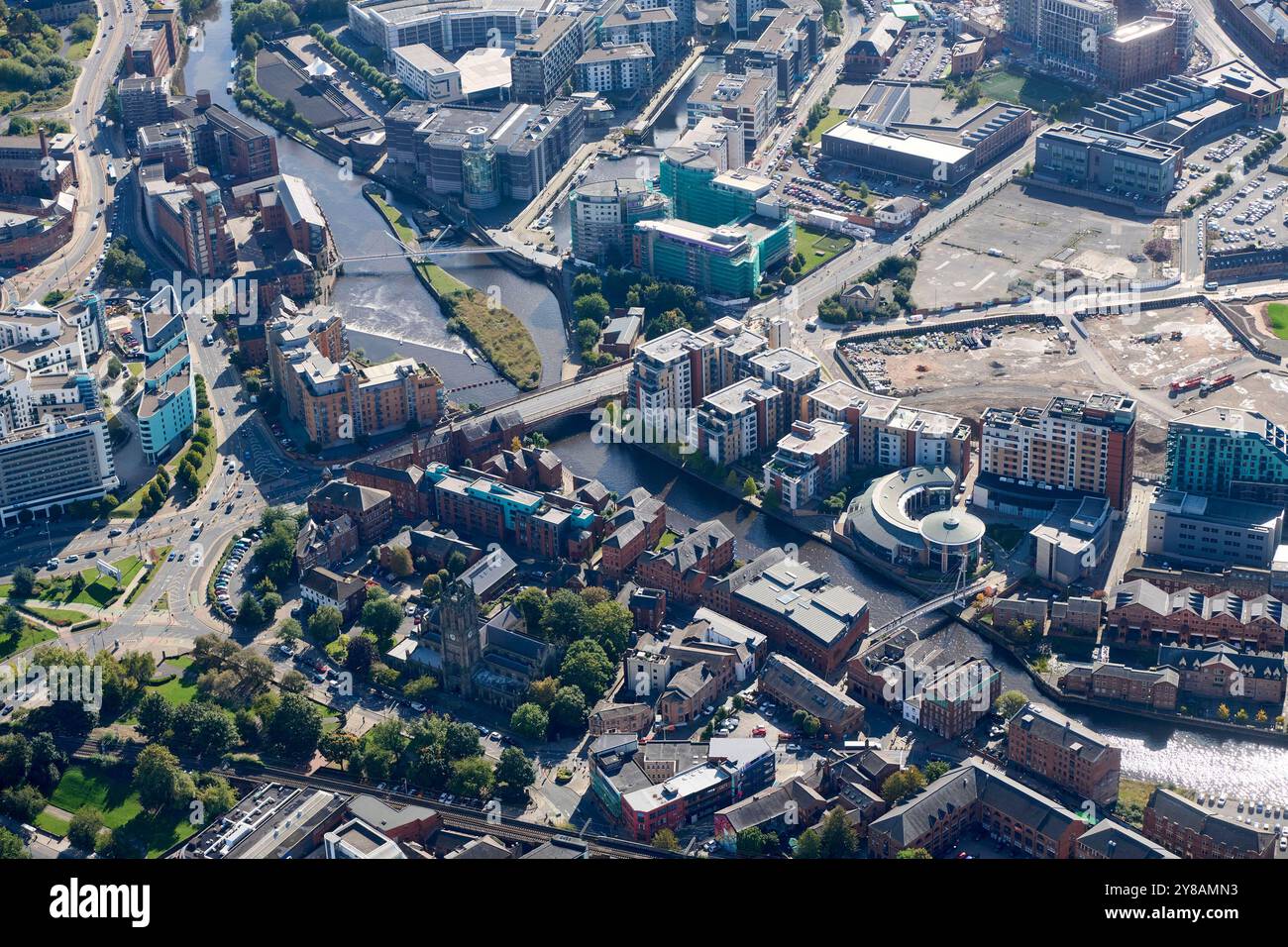 Ein Luftbild des Stadtzentrums von Leeds, das den Fluss Aire und den Fluss in West Yorkshire, Nordengland, Großbritannien zeigt Stockfoto