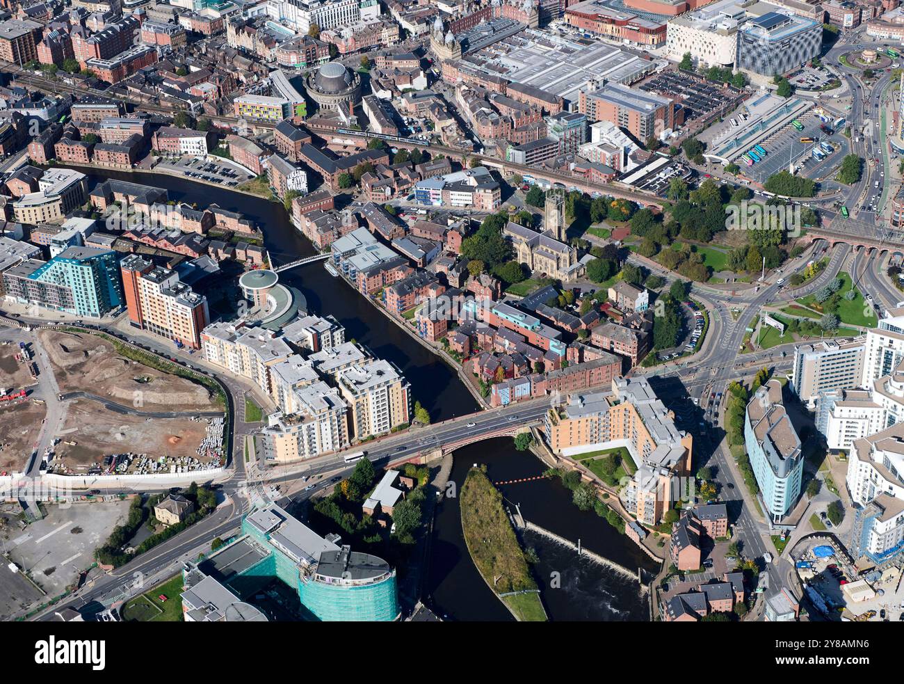 Ein Luftbild des Stadtzentrums von Leeds, das den Fluss Aire und den Fluss in West Yorkshire, Nordengland, Großbritannien zeigt Stockfoto