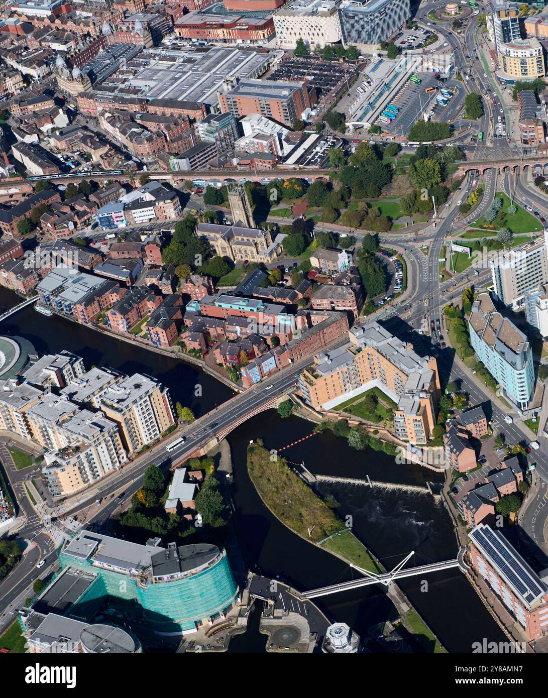 Ein Luftbild des Stadtzentrums von Leeds, das den Fluss Aire und den Fluss in West Yorkshire, Nordengland, Großbritannien zeigt Stockfoto