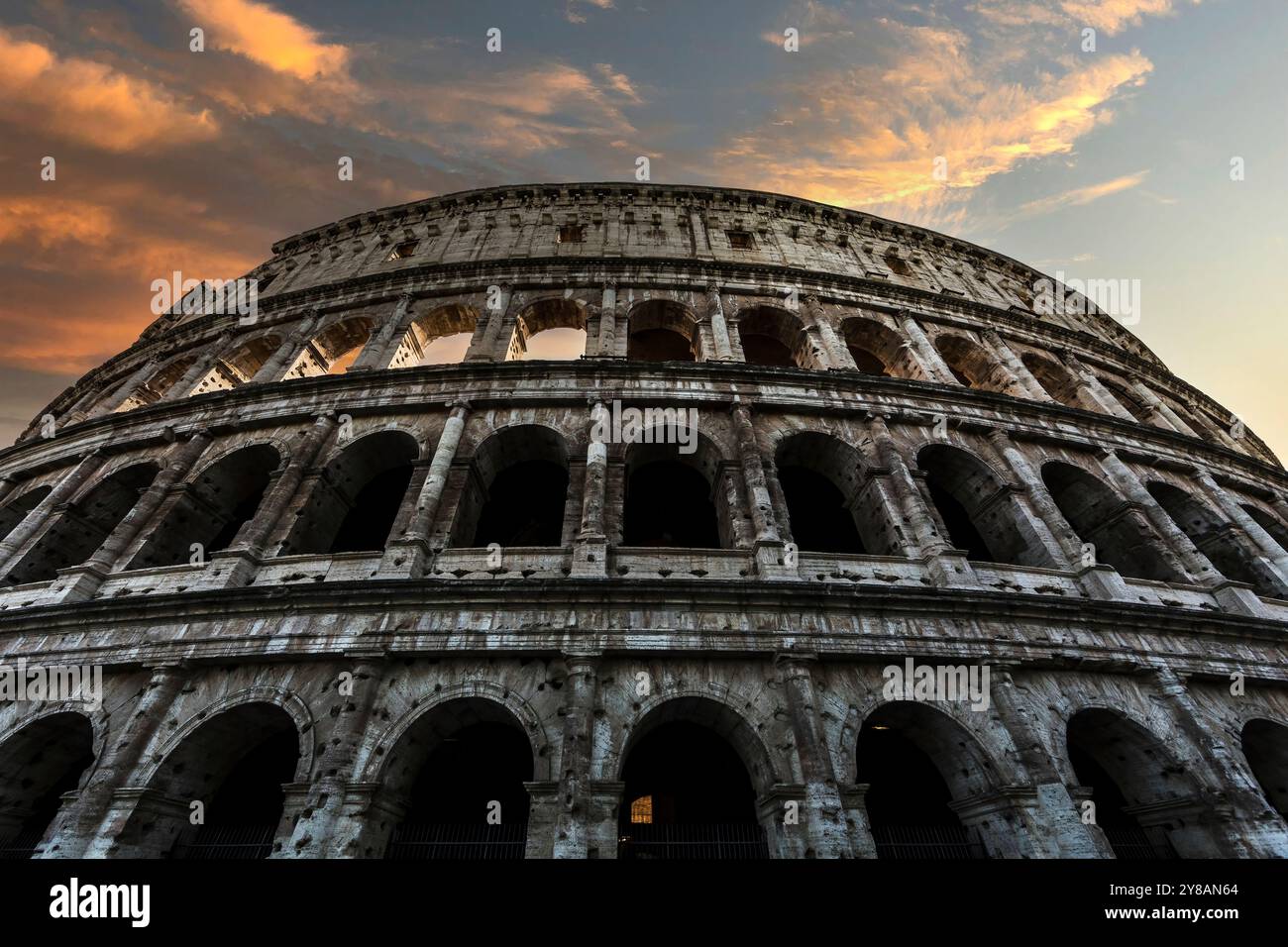 Teilweiser perspektivischer Blick auf das Kolosseum in Rom, Italien, bei Sonnenuntergang. Stockfoto