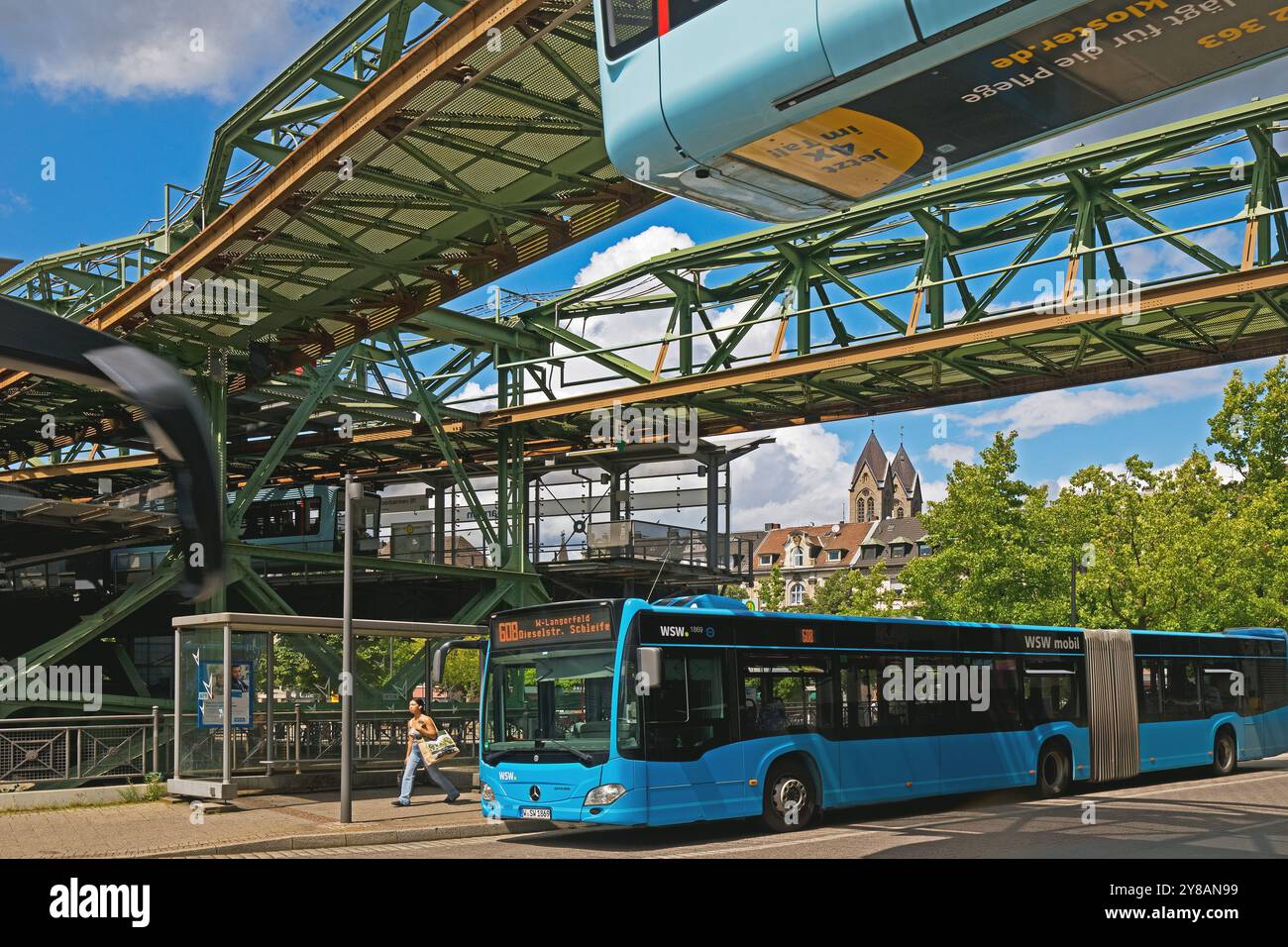 Wuppertaler Schwebebahn und Bus am Bahnhofsknotenpunkt Oberbarmen, Deutschland, Nordrhein-Westfalen, Bergisches Land, Wuppertal Stockfoto