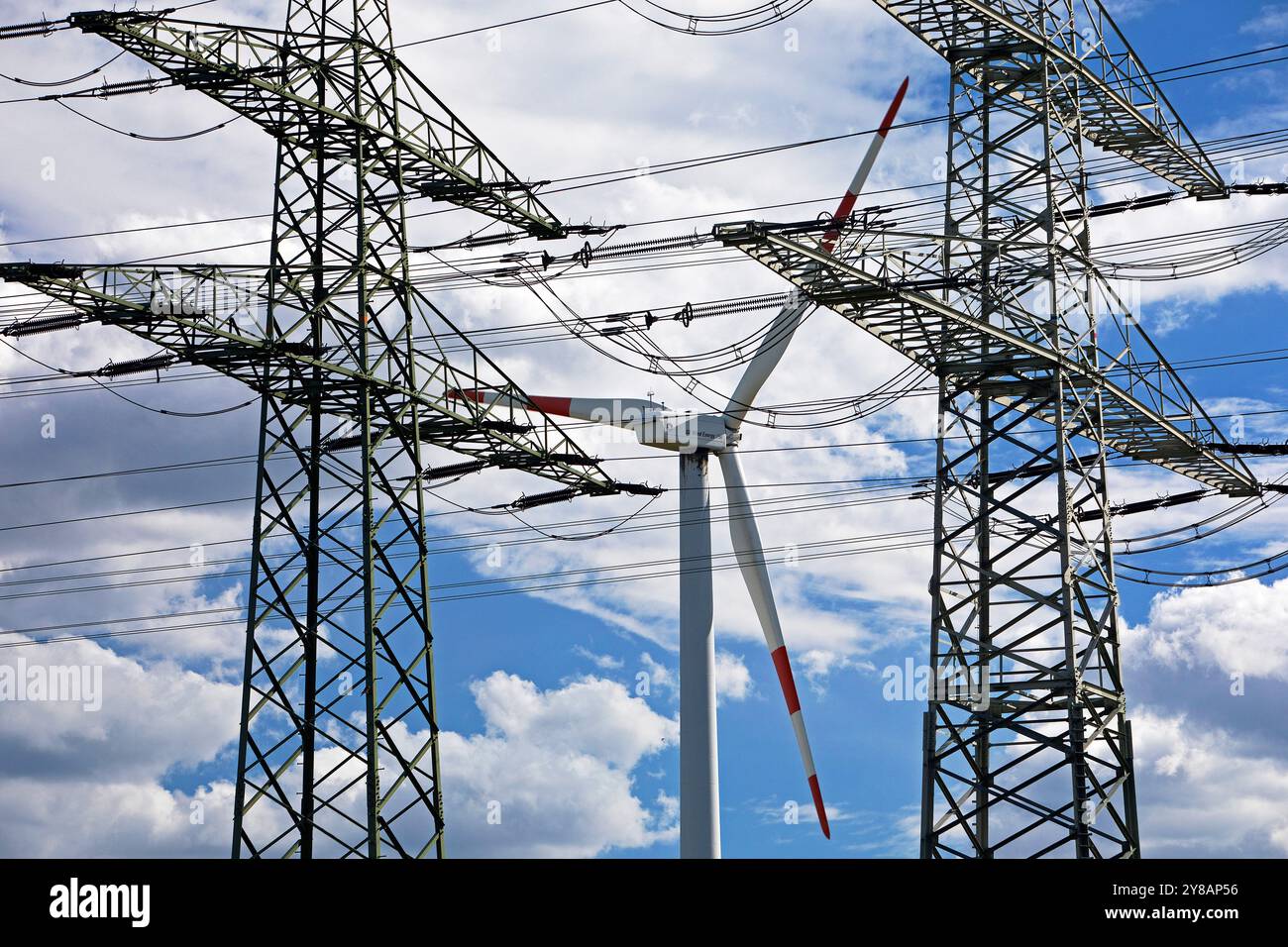 Zwei Freileitungsmasten und eine Windkraftanlage, Deutschland, Nordrhein-Westfalen, Ruhrgebiet, Witten Stockfoto