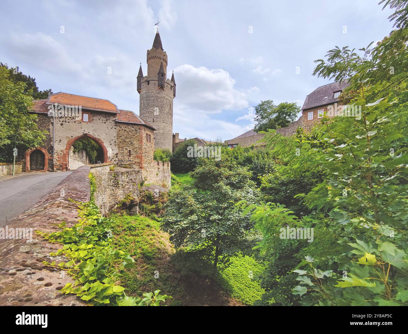 Nordtor und Adolfturm von Schloss Friedberg, einer der größten Burganlagen in Deutschland, Hessen, Friedberg Stockfoto