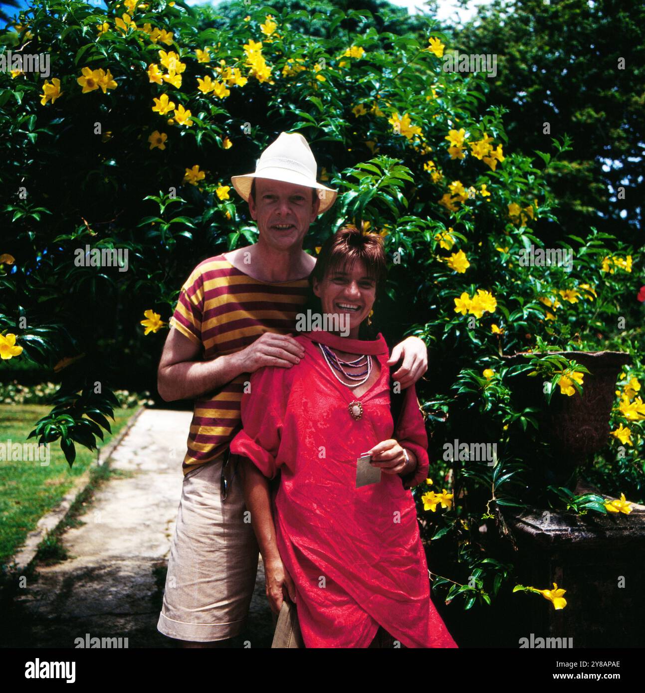 Touristen im Hof vom Saint Nicholas Abbey Herrenhaus auf Barbados, um 1985. 90010000674 Stockfoto