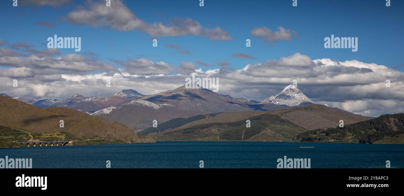 Kantabrische Berge mit Pico Espiguete, Blick über den Stausee Riano, Spanien, Kastilien und Leon, Riano Stockfoto