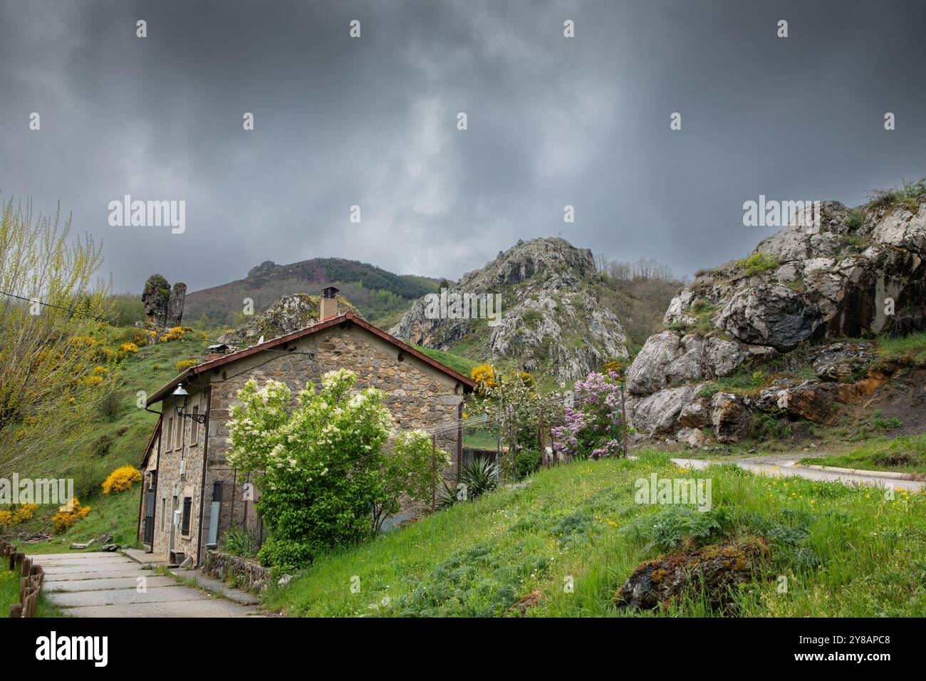 Altes Steinhaus in den Kantabrischen Bergen, Kastilien und Leon, Cremenes, Salamon Stockfoto