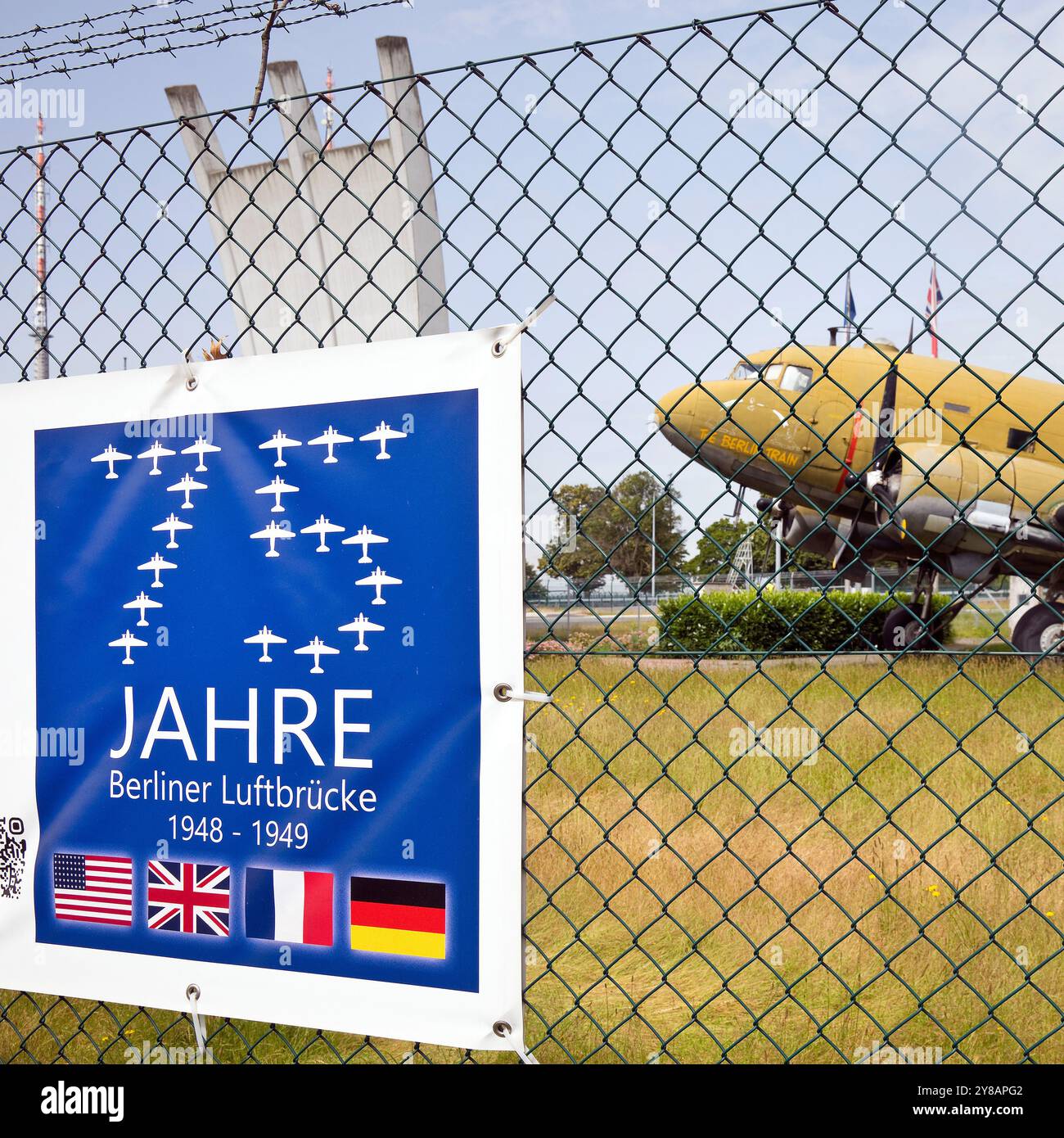 Douglas DC-3/C-47 Flugzeug, der Berliner Zug an der Luftbrücke Gedenkstätte mit 75-jährigem Gedenkschild am Flughafen Frankfurt, Hessen, Frankfu Stockfoto