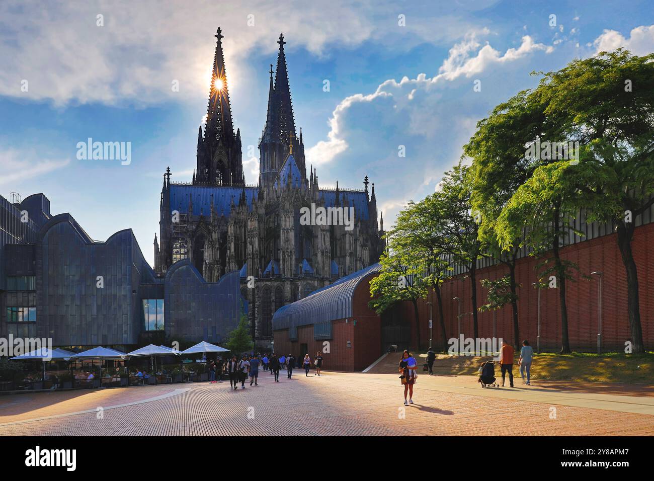 K Dom 35.tif, Heinrich-Boell-Platz mit Kölner Dom und Museum Ludwig, Deutschland, Nordrhein-Westfalen, Köln Stockfoto