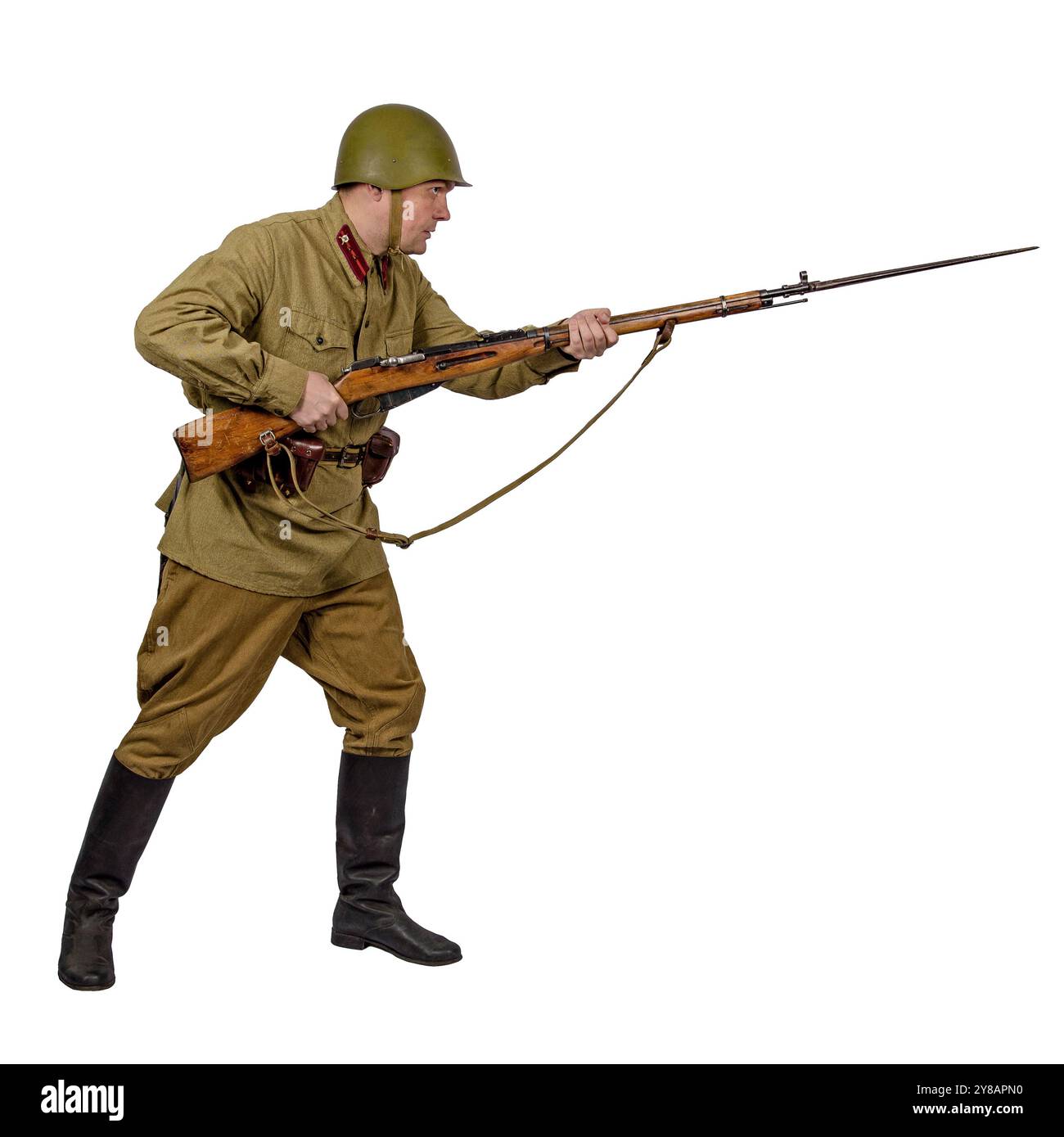 Sergeant der 10. NKWD-Gewehrdivision im Angriff. UDSSR. Der Zweite Weltkrieg. Isoliert auf weiß Stockfoto