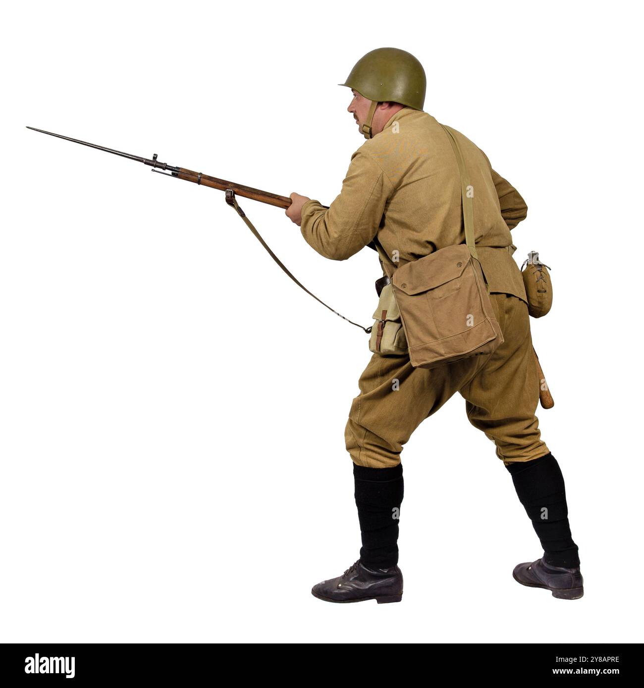 Der Vorarbeiter der Gewehrkompanie der Roten Armee beim Angriff. Isoliert auf weiß Stockfoto