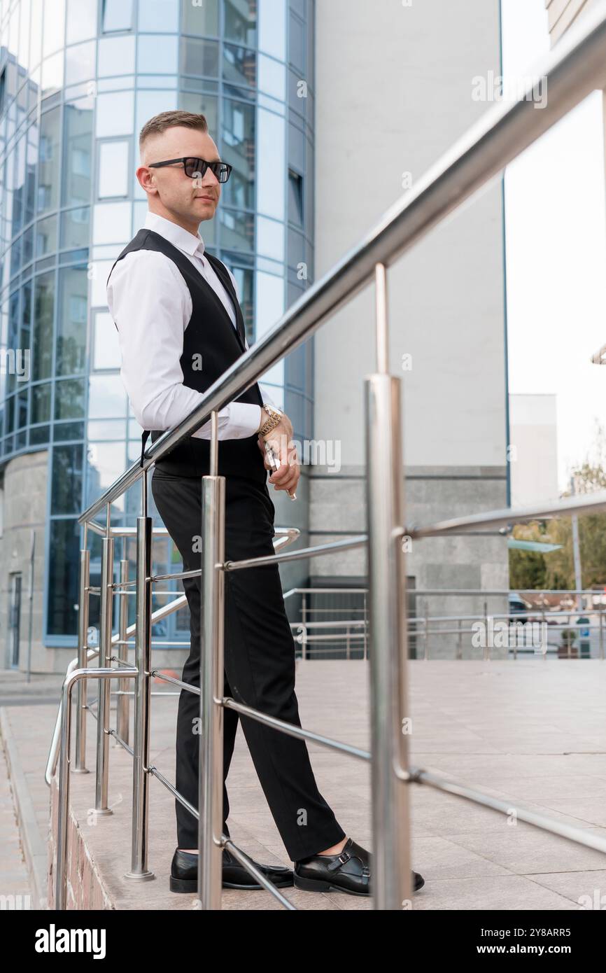 Stilvoller Mann in moderner urbaner Umgebung mit modischer Kleidung. Stockfoto