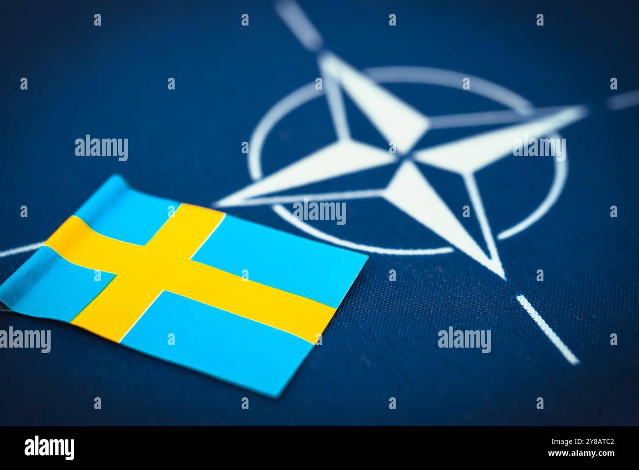 Fahnen von Schweden und der NATO, symbolisches Foto der schwedischen NATO-Mitgliedschaft, Fahnen von Schweden und der NATO, Symbolfoto NATO-Mitgliedschaft von Schweden Stockfoto