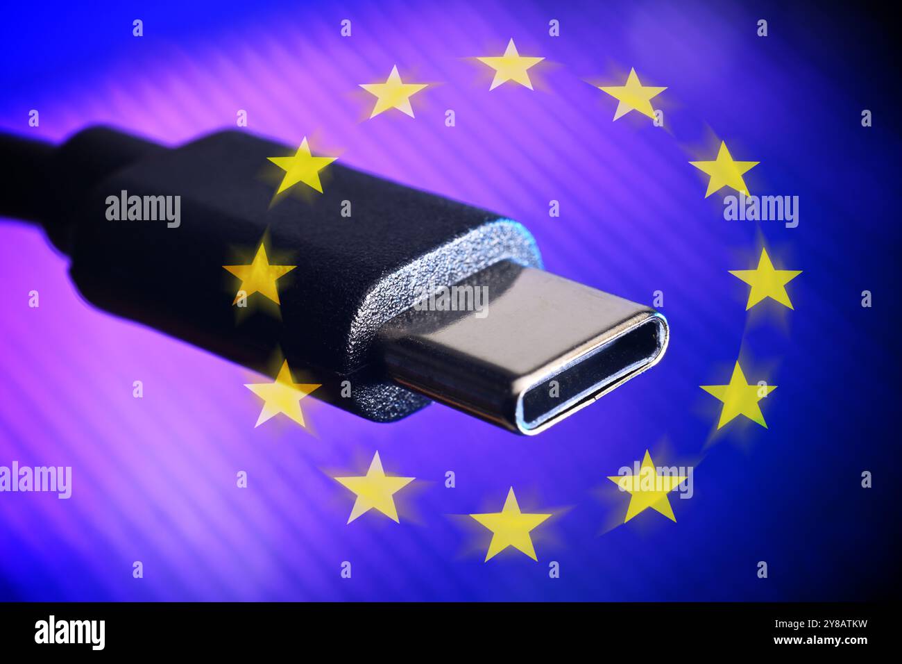 FOTOMONTAGE, USB-C-Stecker mit EU-Sternen, USB-C als Standard-Ladeanschluss in der EU, FOTOMONTAGE, USB-C-Stecker mit EU-Sternen, USB-C als Standardladea Stockfoto