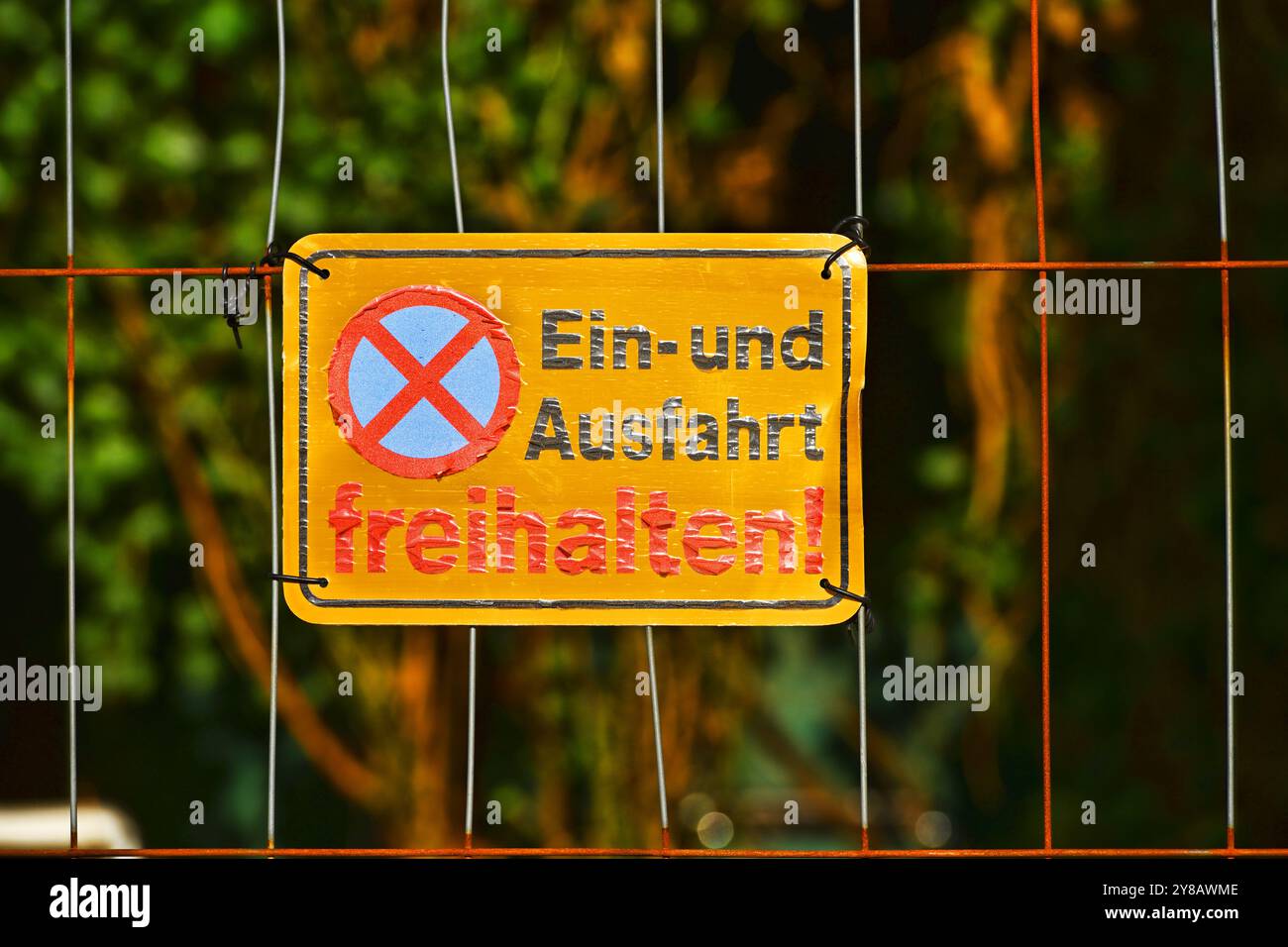 Beschilderung Halten Sie ein- und Ausfahrt frei in Bergedorf, Hamburg, Deutschland, Schild ein- und Ausfahrt freihalten in Bergedorf, Deutschland Stockfoto