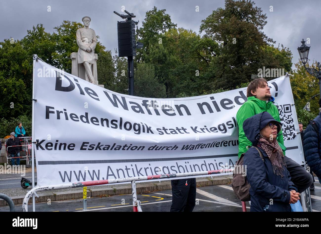 Tag der deutschen Einheit Deutschland, Berlin, 03.10.2024, Nein zu Kriegen, FriedensDemo, Nein zu Krieg und Hochrüstung, Ja zu Frieden und internationaler Solidarität, Friedenslogik, großer Stern, Siegessäule, Â *** Tag der Deutschen Einheit Deutschland, Berlin, 03 10 2024, Nein zu Kriegen, FriedensDemo, Nein zu Krieg und Bewaffnung, Ja zu Frieden und internationaler Solidarität, Friedenslogik, großer Stern, Siegessäule, Â Stockfoto