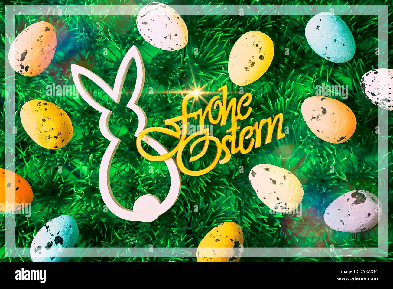 FOTOMONTAGE, Osterhasenfigur und bunte Ostereier mit der Aufschrift Happy Easter, FOTOMONTAGE, Osterhasenfigur und bunte Ostereier mit Schr Stockfoto