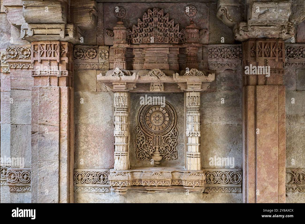 In der Mitte des historischen Adalaj Steppbrunnen bei Ahmedabad. Wunderschöne Dekoration des nationalen Erbes. Stockfoto