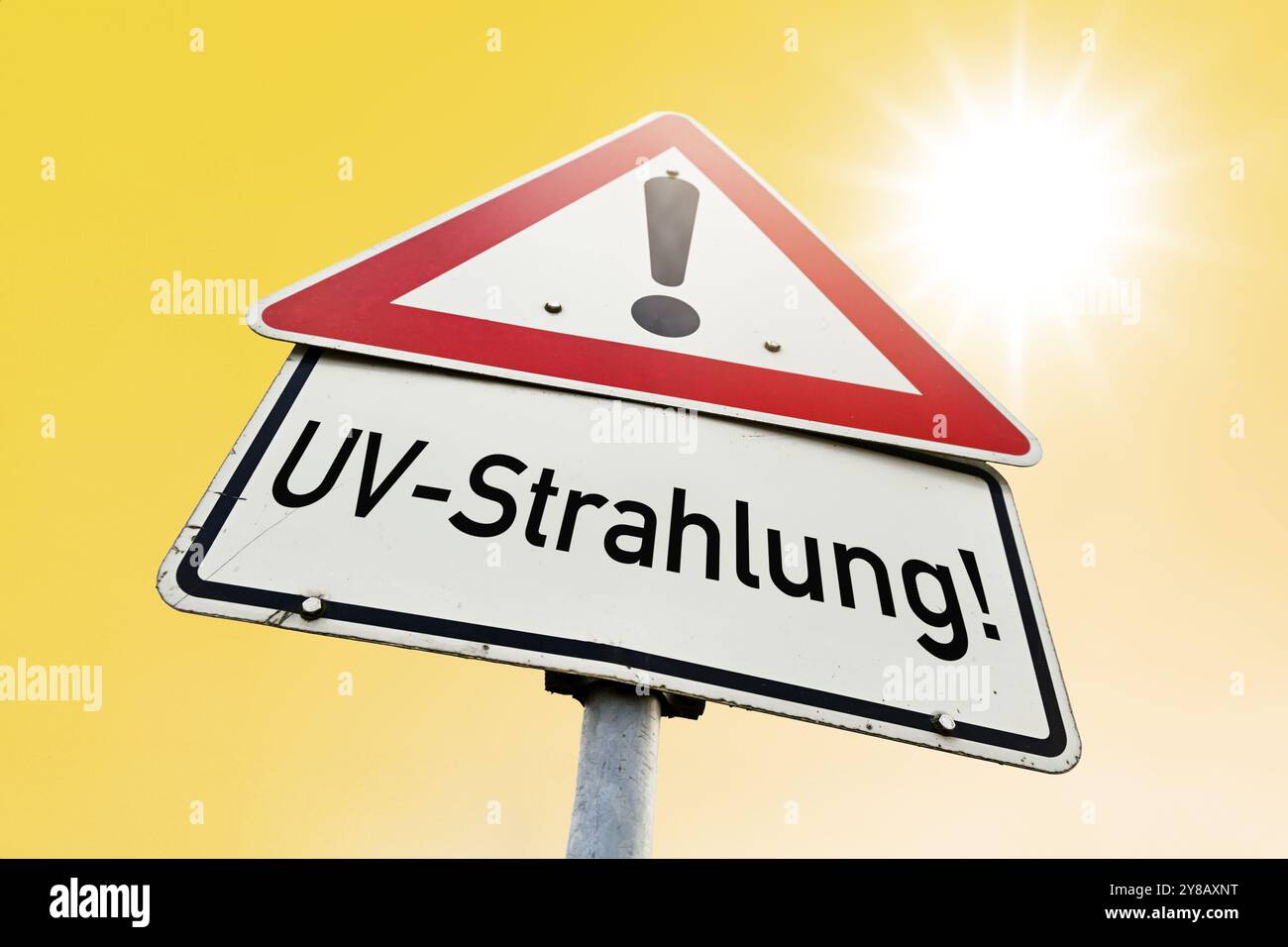 FOTOMONTAGE, Gefahrenschild UV-Strahlung, FOTOMONTAGE, Gefahrenschild UV-Strahlung Stockfoto