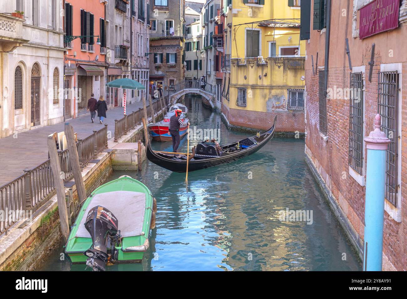 VENEDIG, ITALIEN - 12. MÄRZ 2023: Dies ist einer der Kanäle, die vom Damm aus in der Gegend um San Marco entfernt sind. Stockfoto VENEDIG, ITALIEN - 12. MÄRZ 2023: Dies ist einer der Kanäle, die vom Damm aus in der Gegend um San Marco entfernt sind. Stockfoto