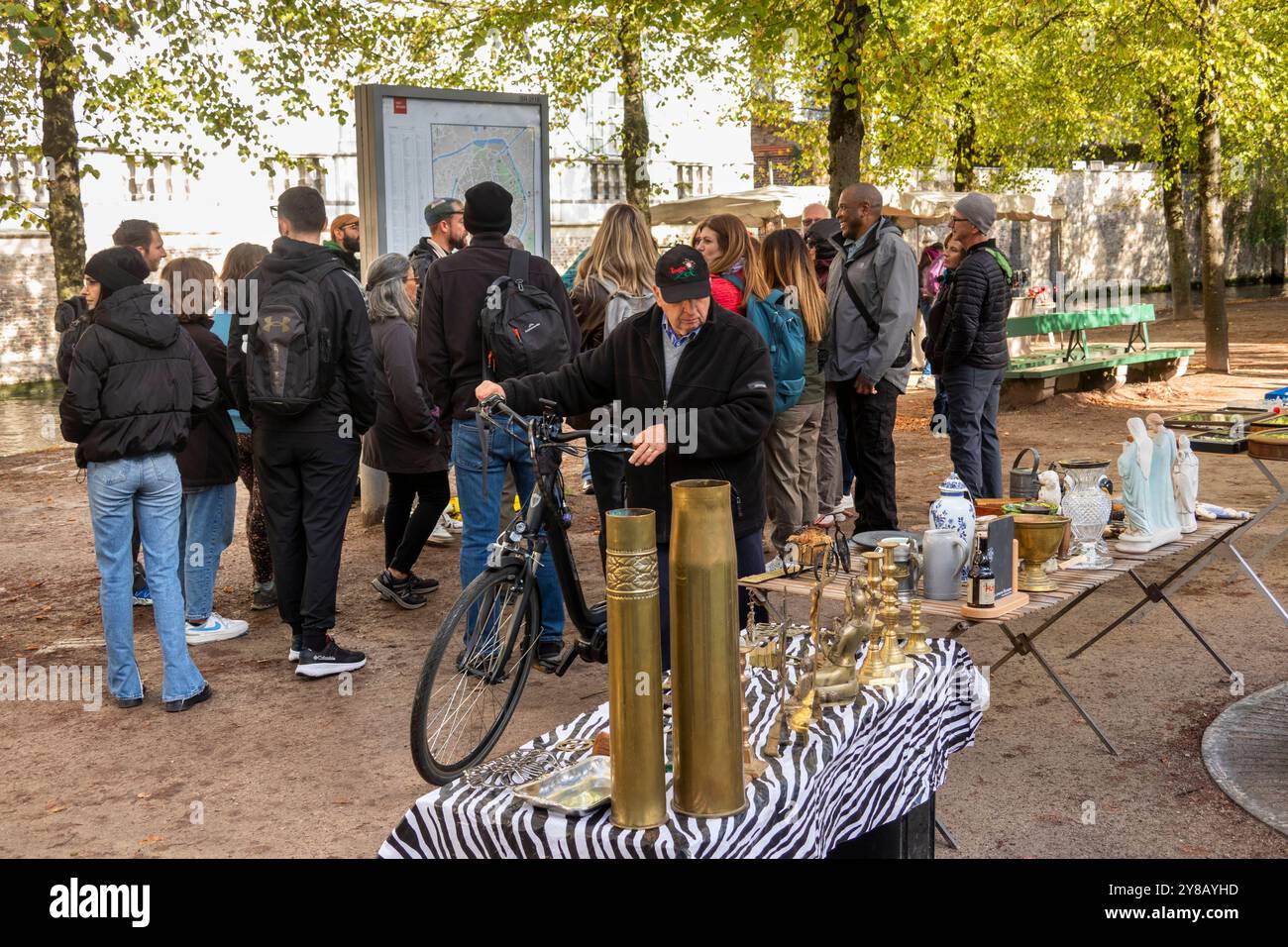 Belgien, Flandern, Brügge, Dijver, Kunde auf Wochenendflohmarkt und Tourgruppe Stockfoto