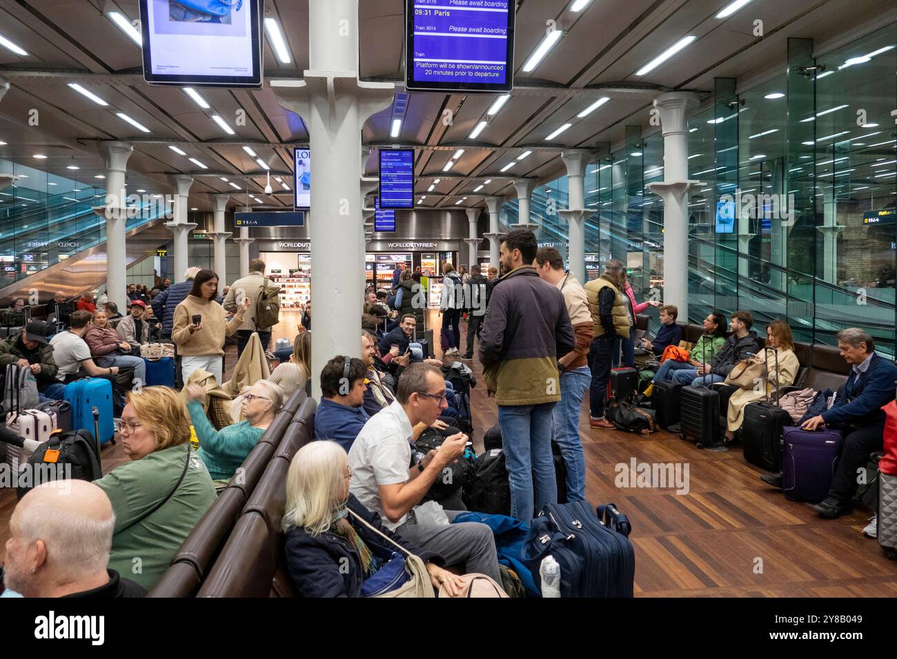 Großbritannien, England, London, Bahnhof St. Pancras, Passagiere in der Eurostar International Departures Lounge Stockfoto